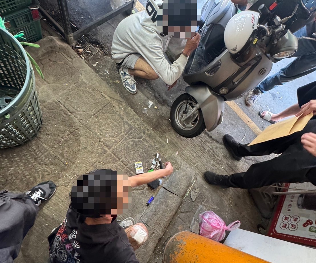 警方逮捕飆車集團主嫌章男及其友人，查獲依託咪酯菸彈。翻攝畫面