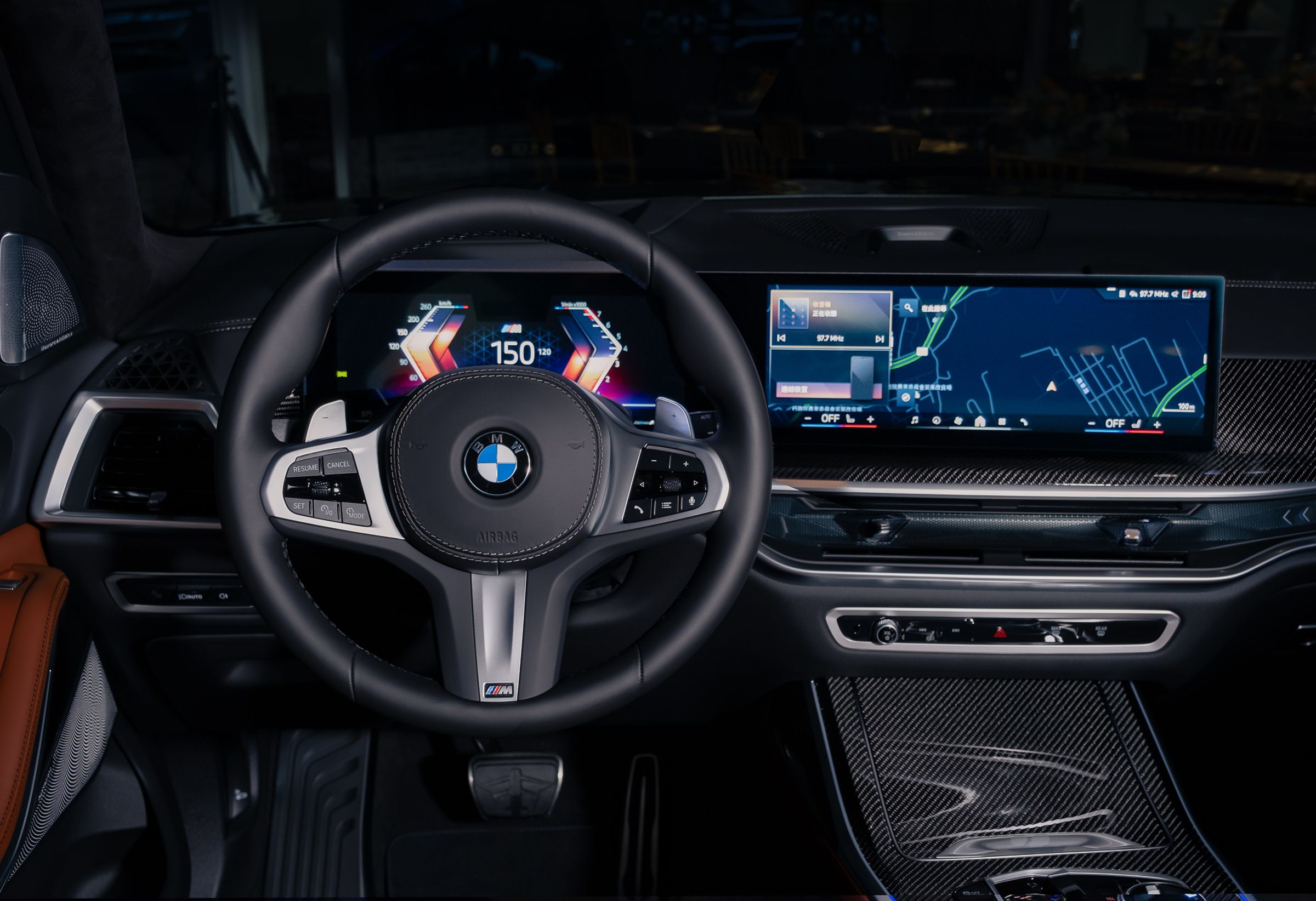 全新2025 年式BMW X7 xDrive40i M EXCELLENCE特仕版融合精煉質感與前衛科技，擘劃未來世代座艙氛圍。具備懸浮式曲面螢幕、AR擴增實境導航與車況抬頭顯示器，結合了無線智慧手機整合系統、手機無線充電與BMW數位鑰匙2.0，帶來更為流暢愜意的用車體驗