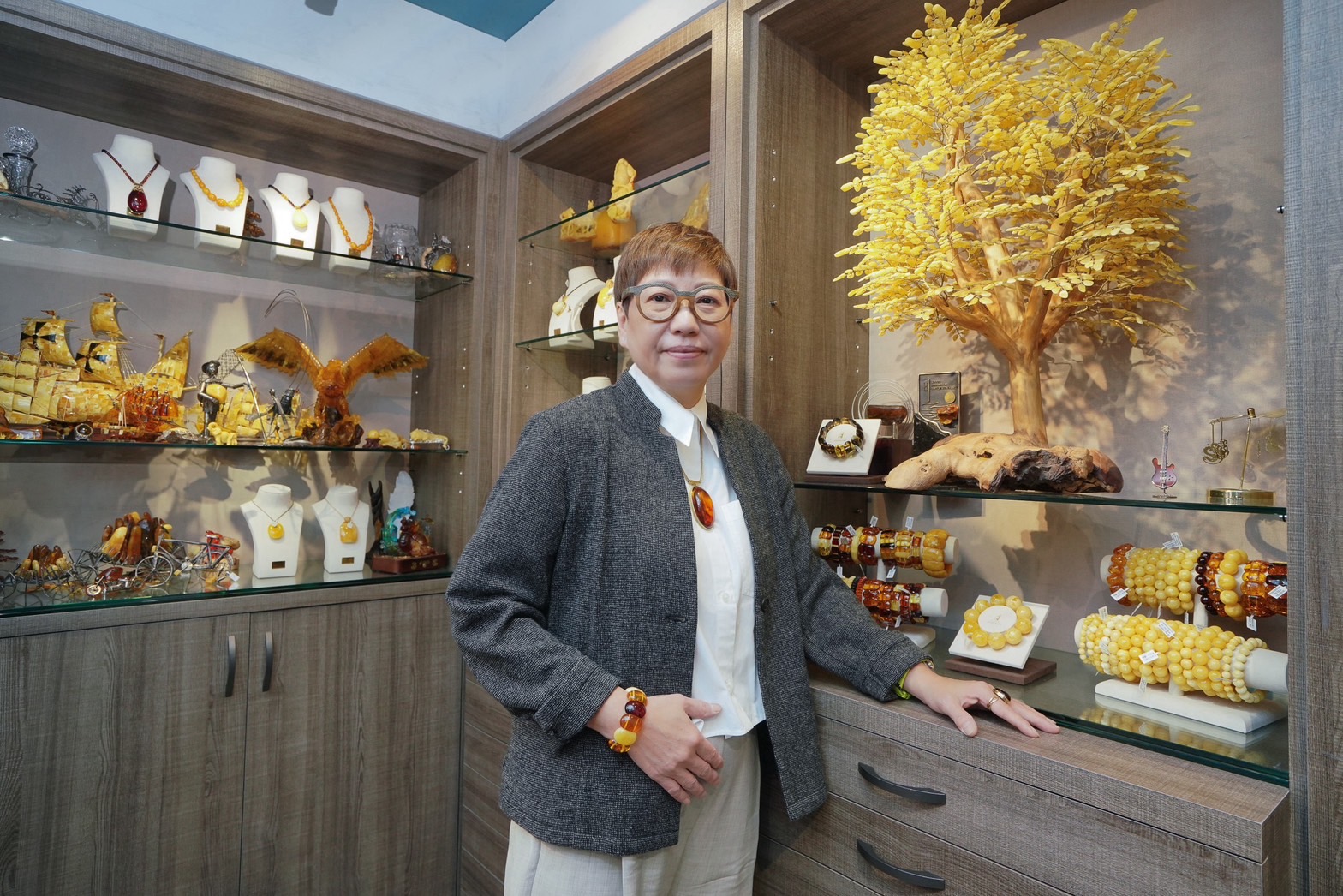 電視購物起家的劉香秀，做生意首重誠信。她替消費者把關，只賣波蘭原礦海珀，在市場亂象中突圍，去年營收破6億元。