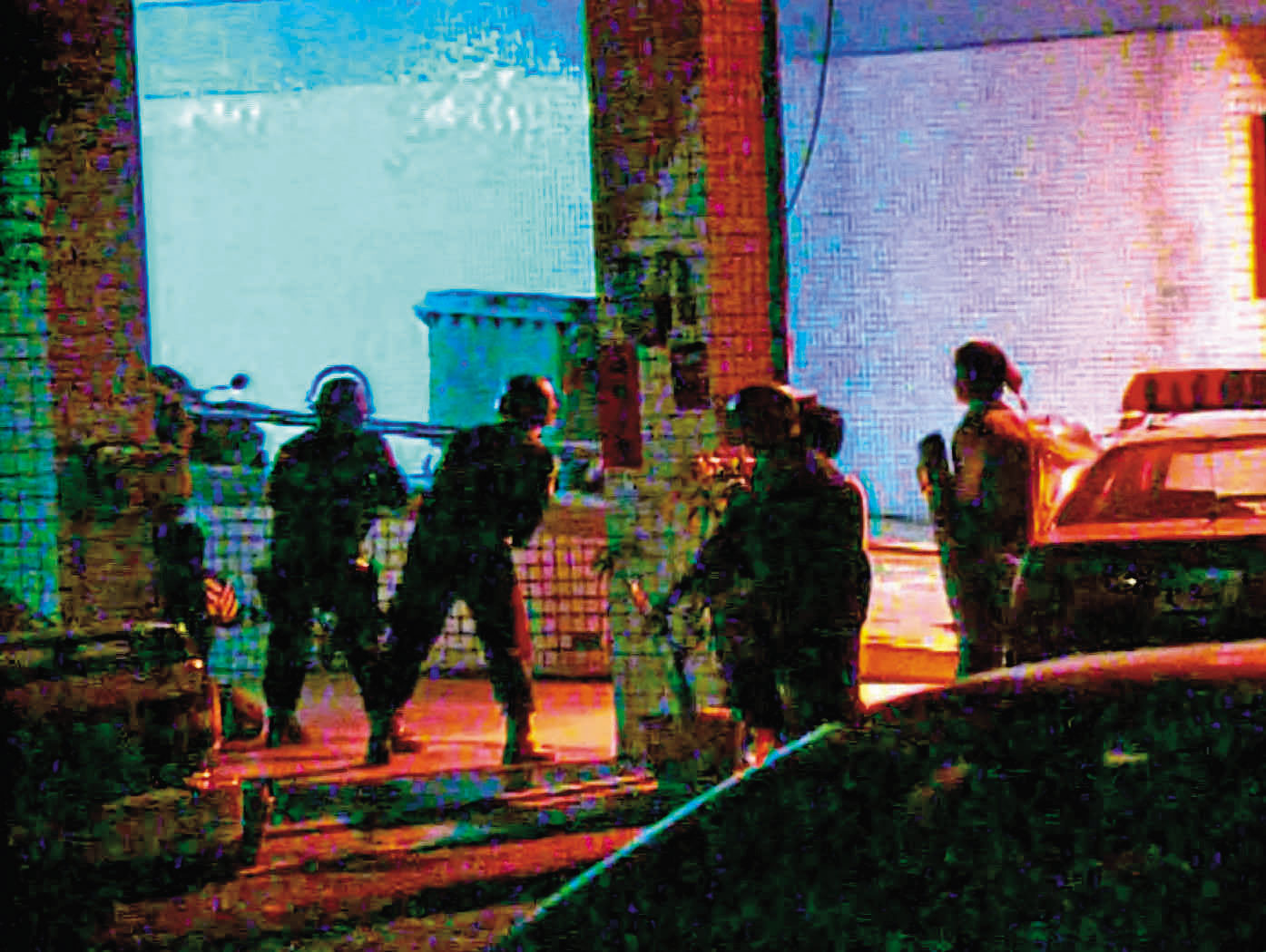 特勤隊警員擺陣攻堅，準備緝拿藍元昌及其黨羽。（東森新聞提供）