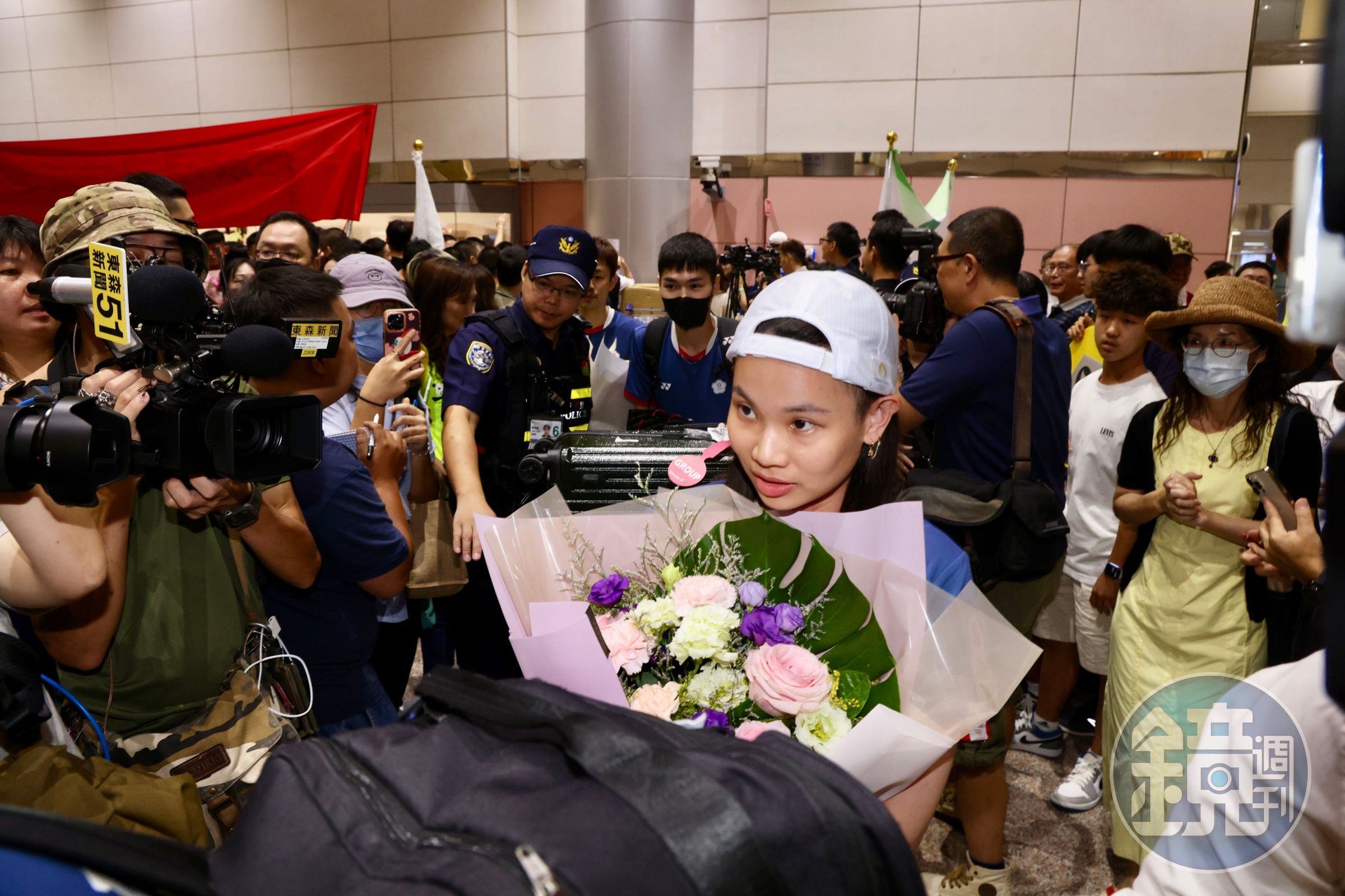 戴資穎今天搭機返台後，下午在高雄老家由市長陳其邁陪同受訪。（圖為戴資穎上午返抵桃機畫面）