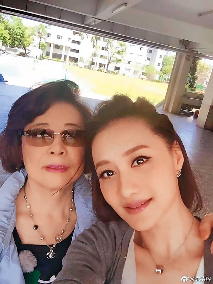 陳德容母親（左）今年已81歲，經常到中國大陸和她同住。	（翻攝自陳德容微博）