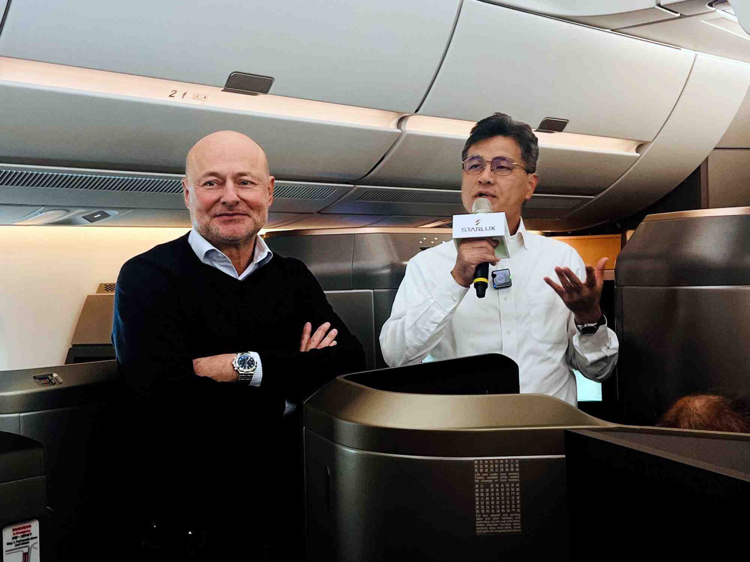 百年靈隸屬之 House of Brands 執行長 Georges Kern(左)與星宇航空執行長翟健華(右)。