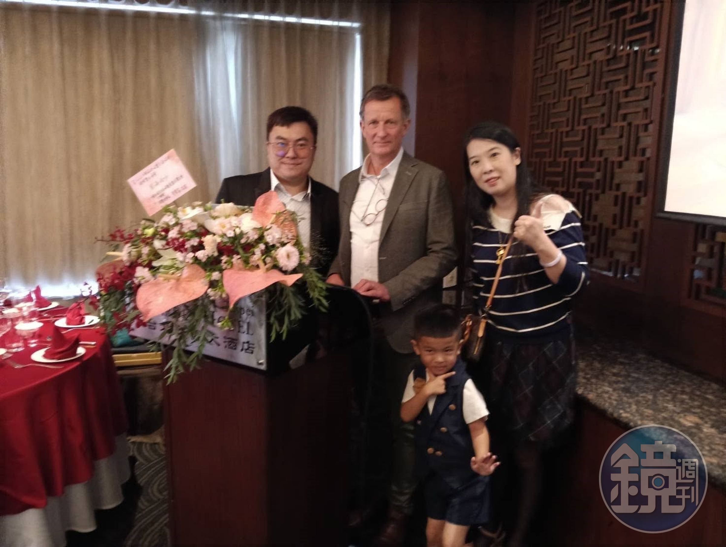 左：羅彦喆所長、中：「瑞士古柏林寶石鑑定所」（Gübelin Gem Lab）董事總經理丹尼爾·奈菲勒博士（Dr. Daniel Nyfeler）、右：珠寶銷售網紅 僧羽綸 Abby Seng (小羽)、前：羅總兒子羅裕勝 Ari Lo