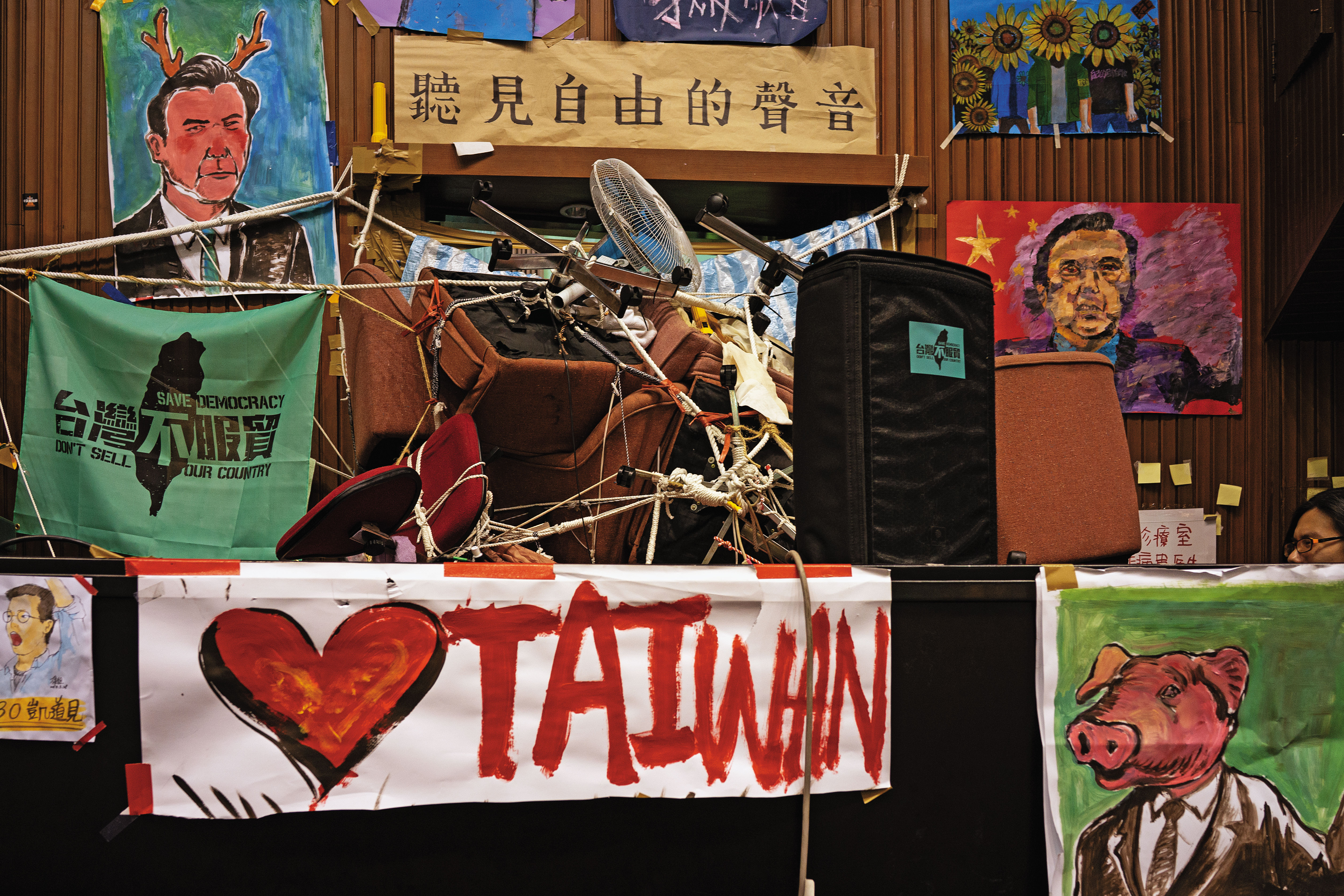 2014年3月18日到4月10日，學生占領了立法院，議場主席台布置著眾聲喧嘩的民主標語。（張乾琦提供）