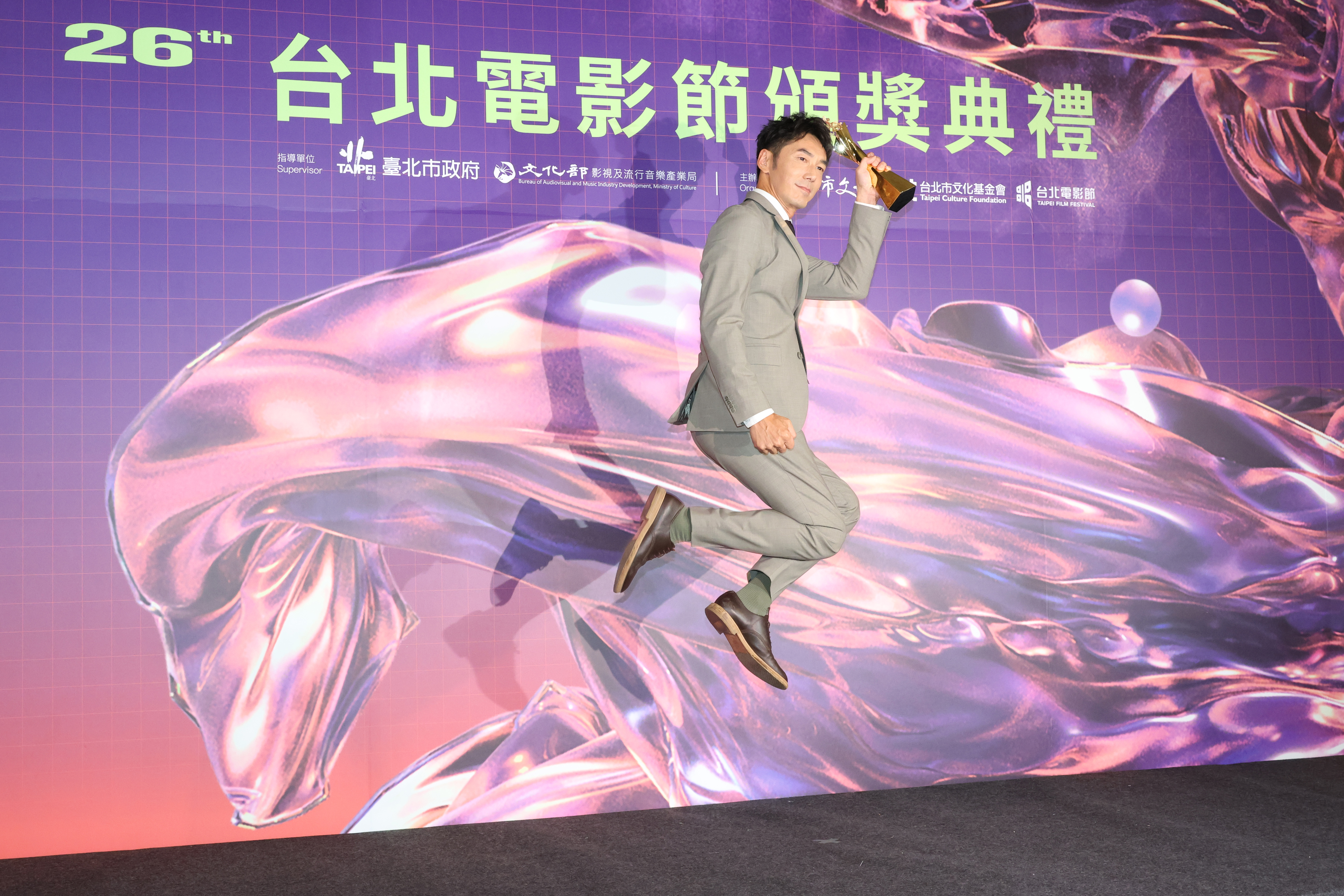 李李仁覺得拿獎好像作夢，難以置信。