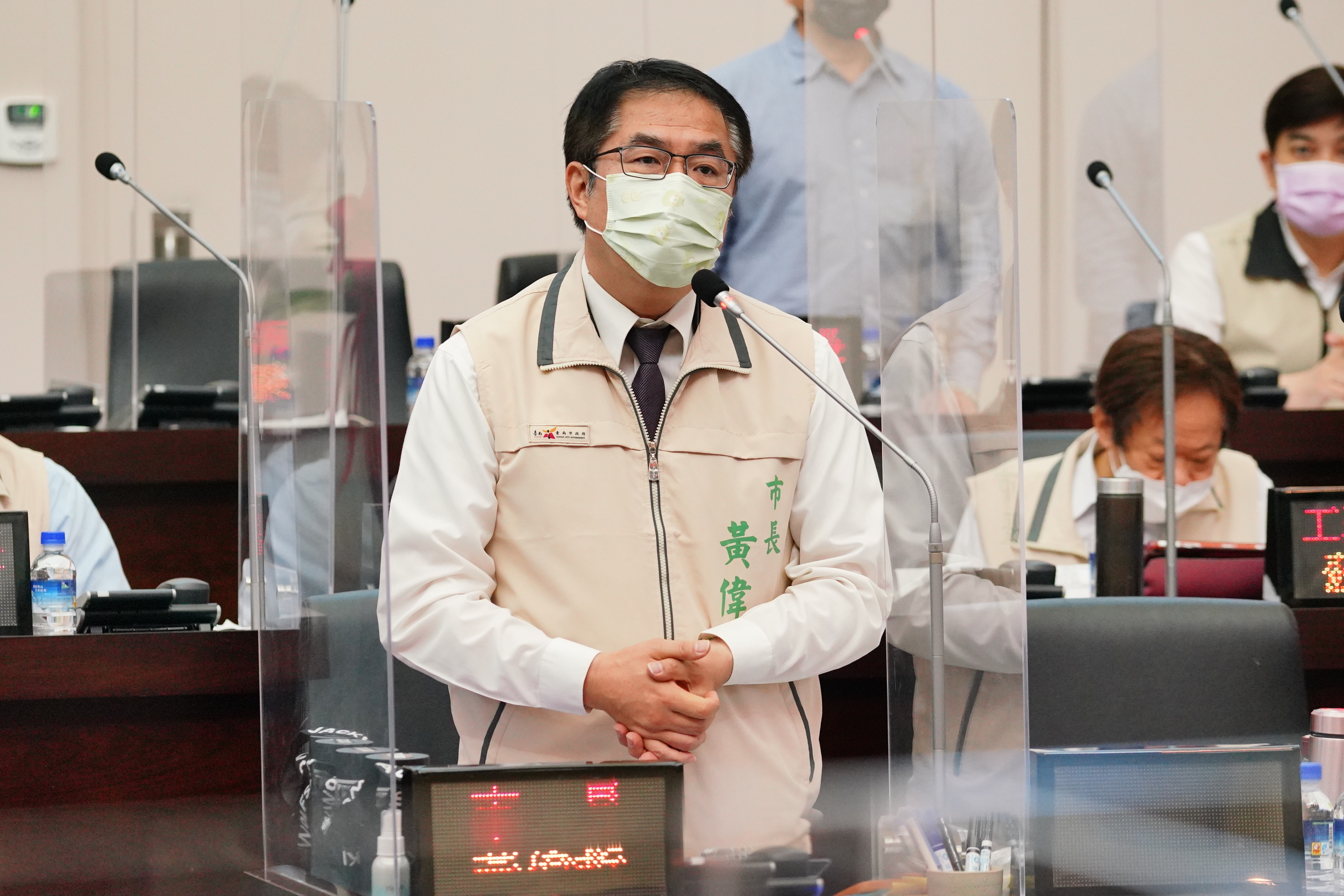 黃偉哲臉書PO文，列舉資料反批侯友宜「別再侯烏龍」。（本刊資料照）