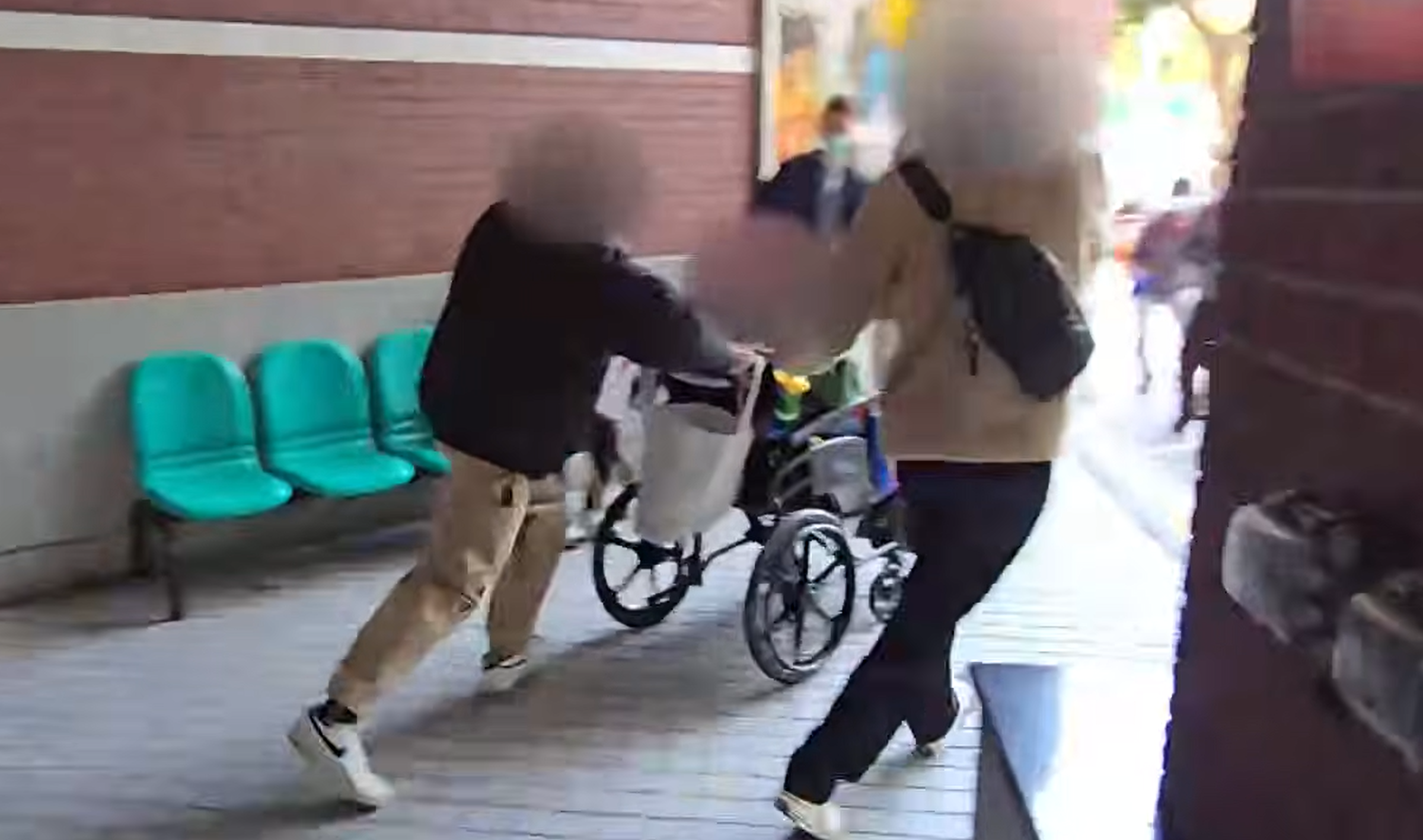 身價8億的王姓老翁日前在賴姓看護陪同下前往馬偕醫院看診,因家屬懷疑老翁和賴女秘婚是遭詐騙,前往醫院搶人試圖將老翁推走引爆衝突。(翻攝畫面)