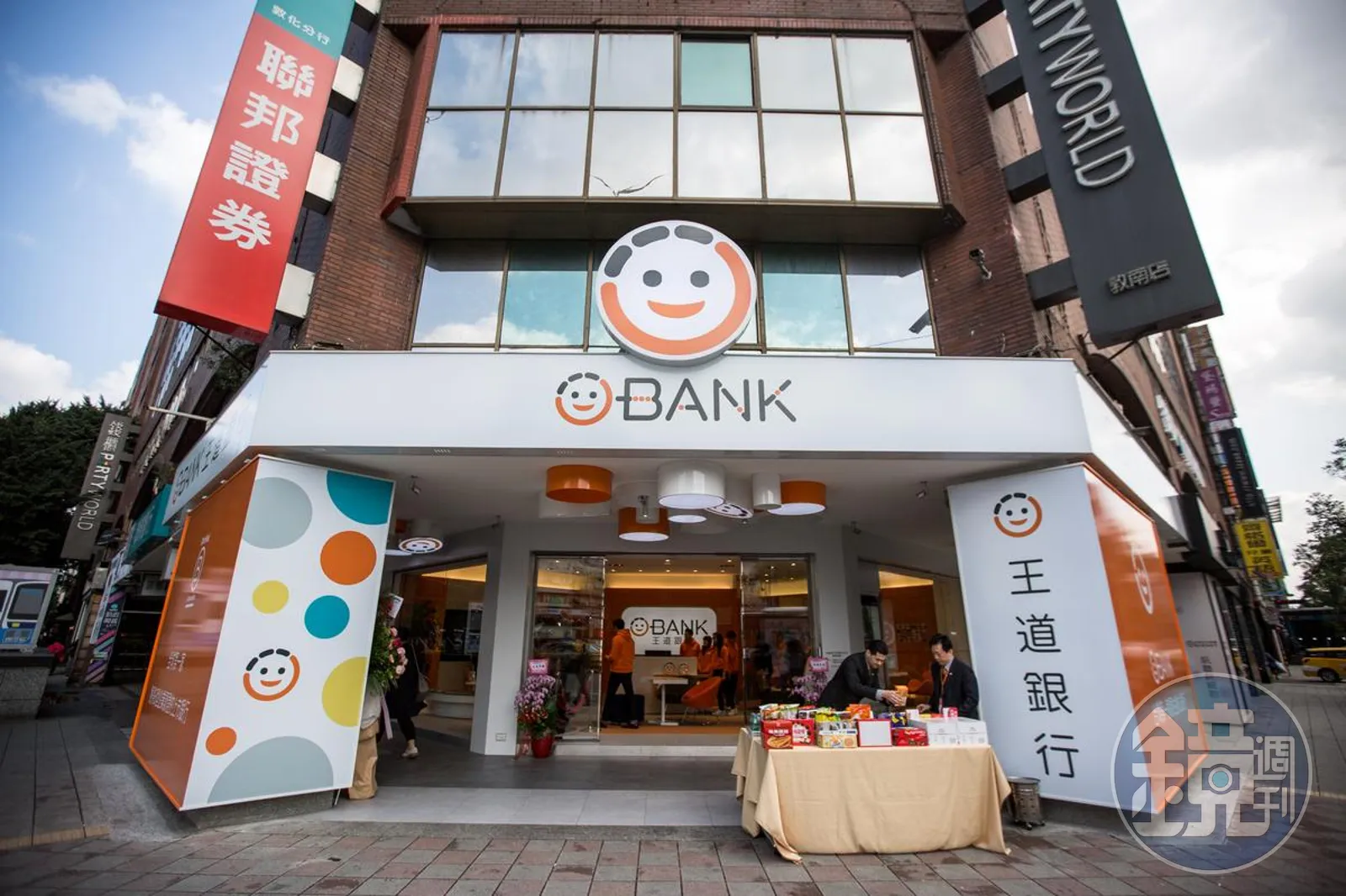 國際指標性永續評鑑機構富時羅素永續評鑑，全台上市公司中有3家公司排名並列第一，分別是台灣大哥大、聯電和王道銀。