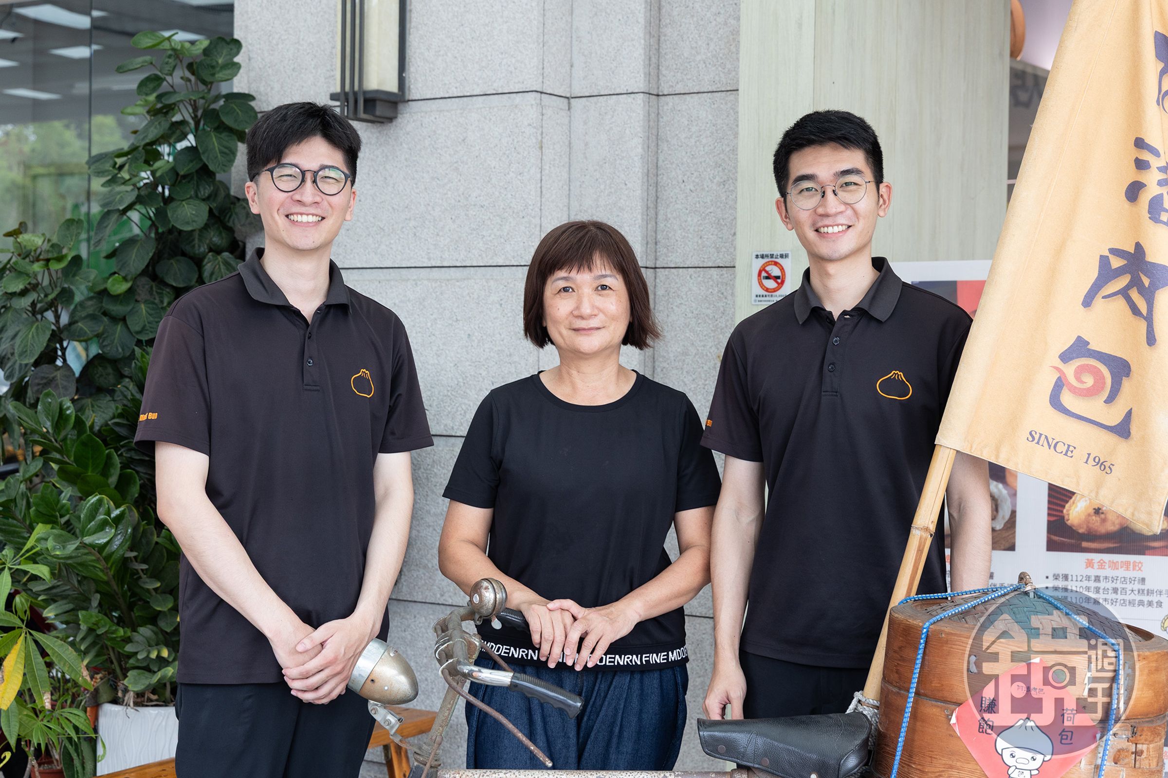 阿潘肉包第三代潘韋誠（左）、哥哥姚智文（右）與母親潘美玲（中），一起延續阿潘肉包的美味精神。