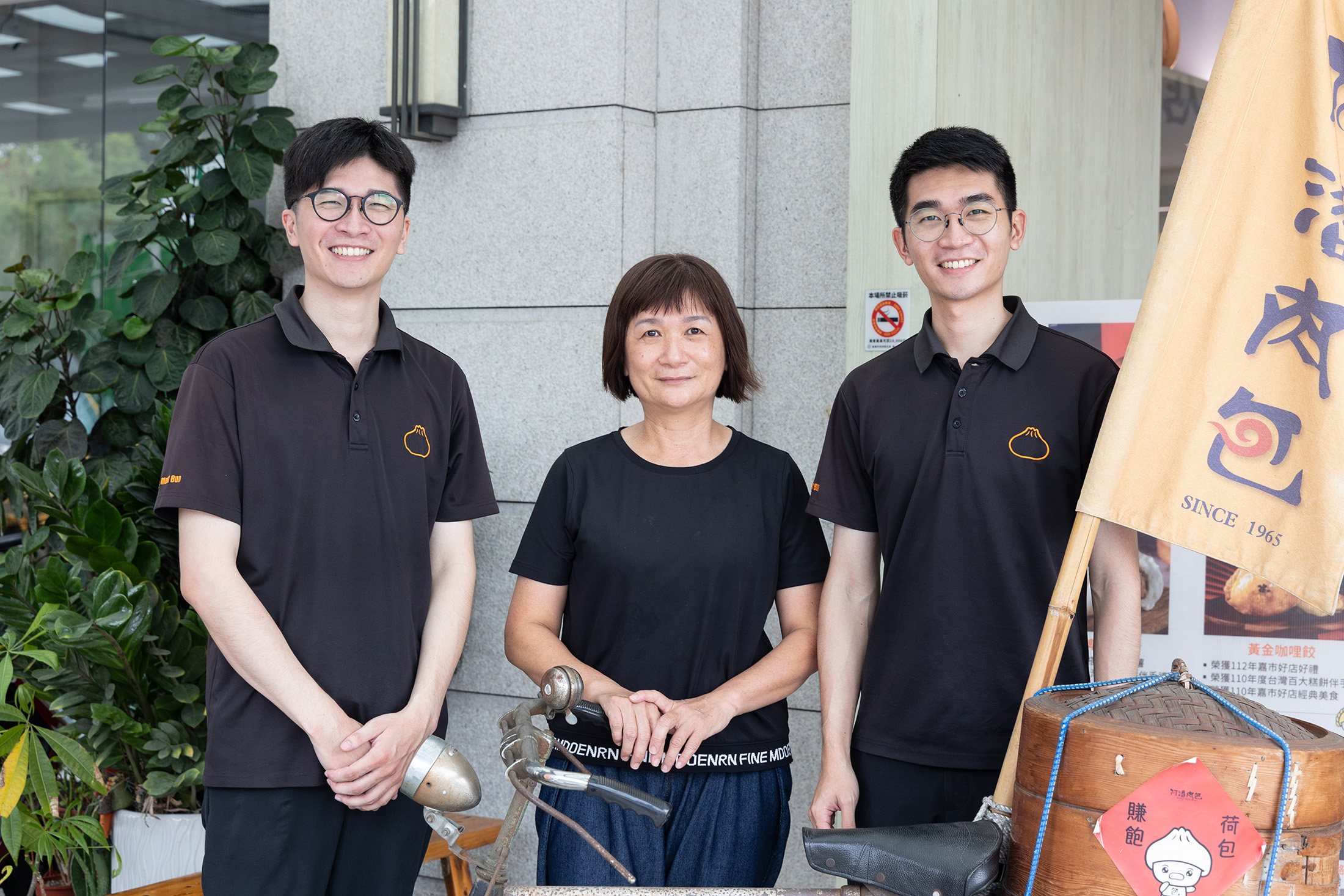 阿潘肉包第三代潘韋誠（左）、哥哥姚智文（右）與母親潘美玲（中），一起延續阿潘肉包的美味精神。