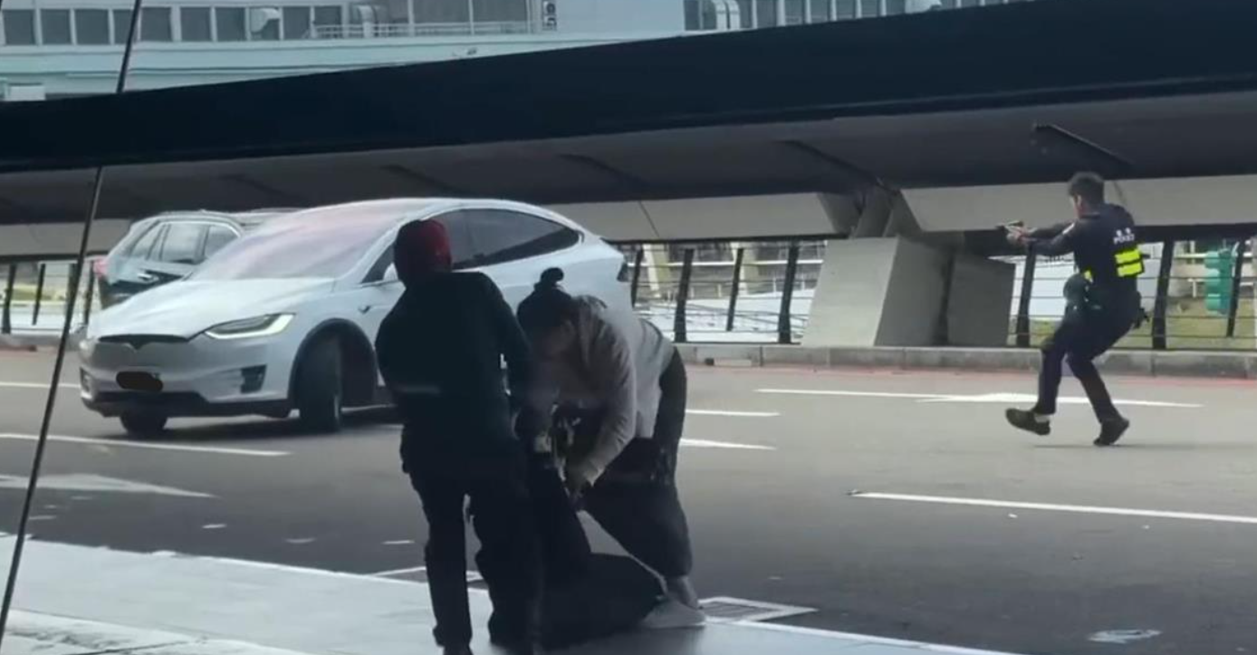 桃園機場一航昨日一輛特斯拉違反攬客，警方當場開8槍逼停，引起現場騷動。（翻攝畫面）