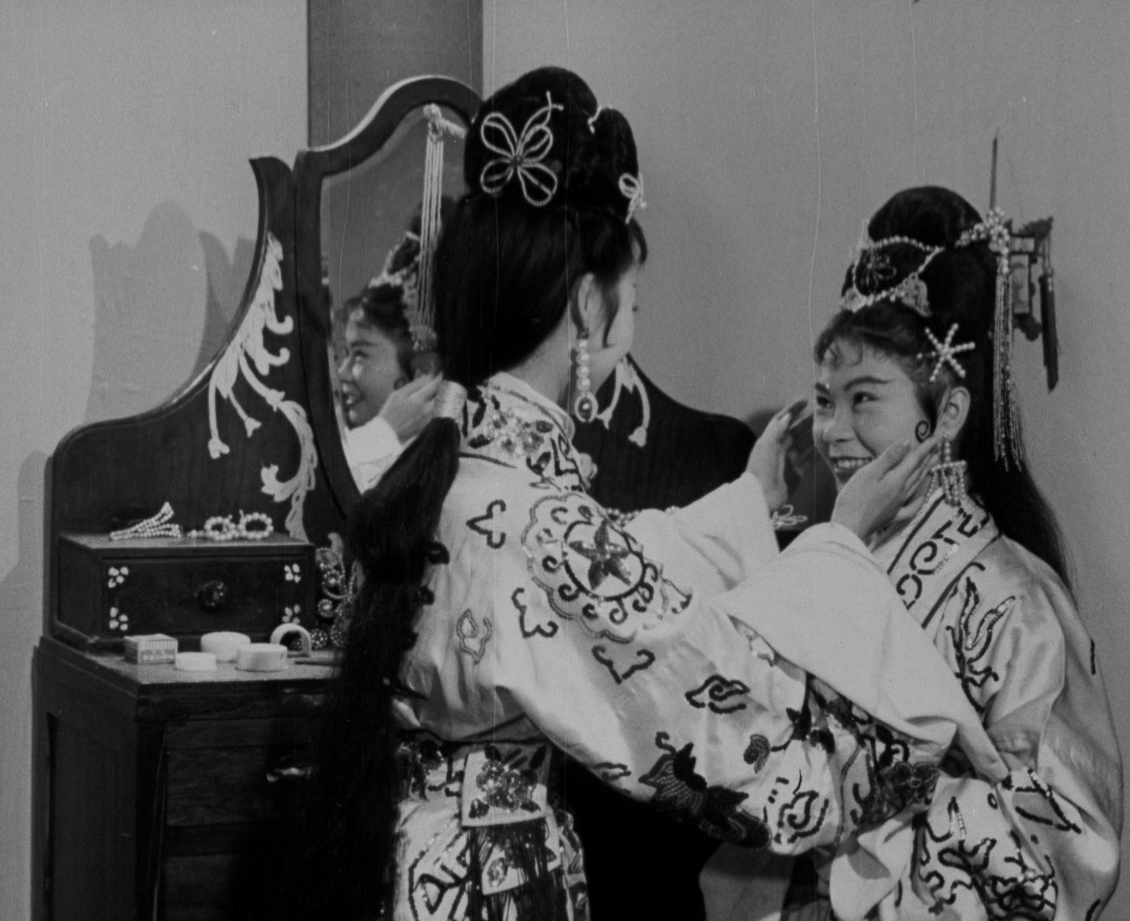 《金鳳銀鵝》(1962)描繪年輕女子之間的情慾流動。(國家影視聽中心提供)