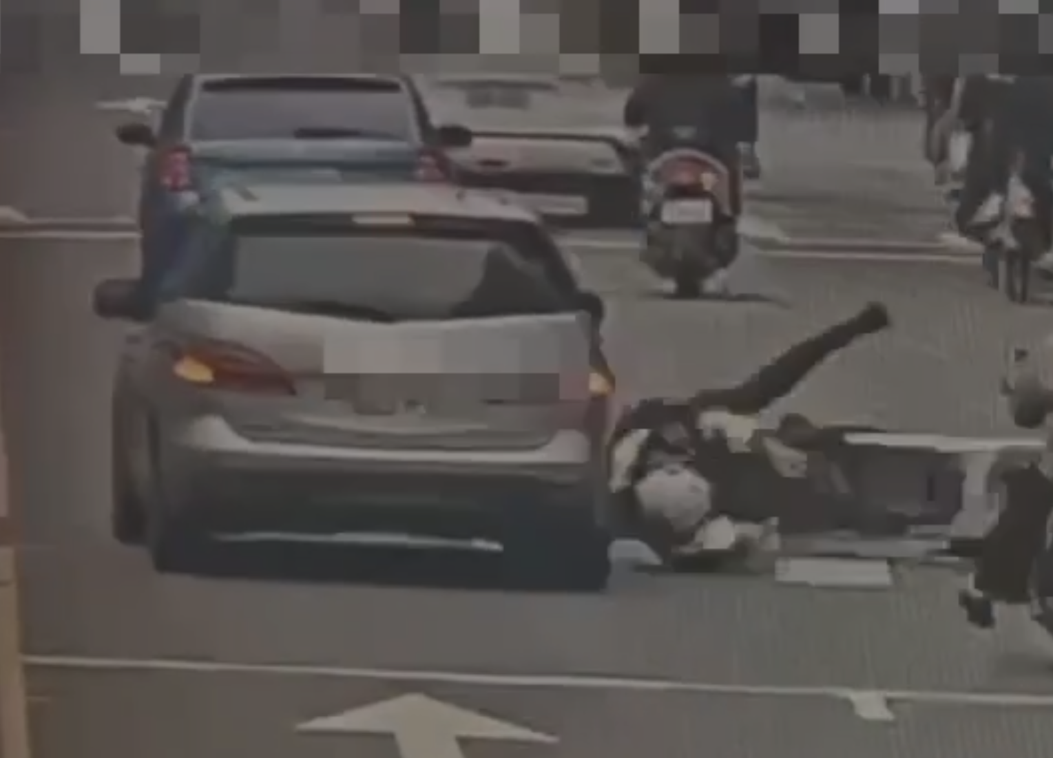 疑後車未保車距！北市交警執勤遭追撞倒地 　「痛到站不起來」傷勢曝