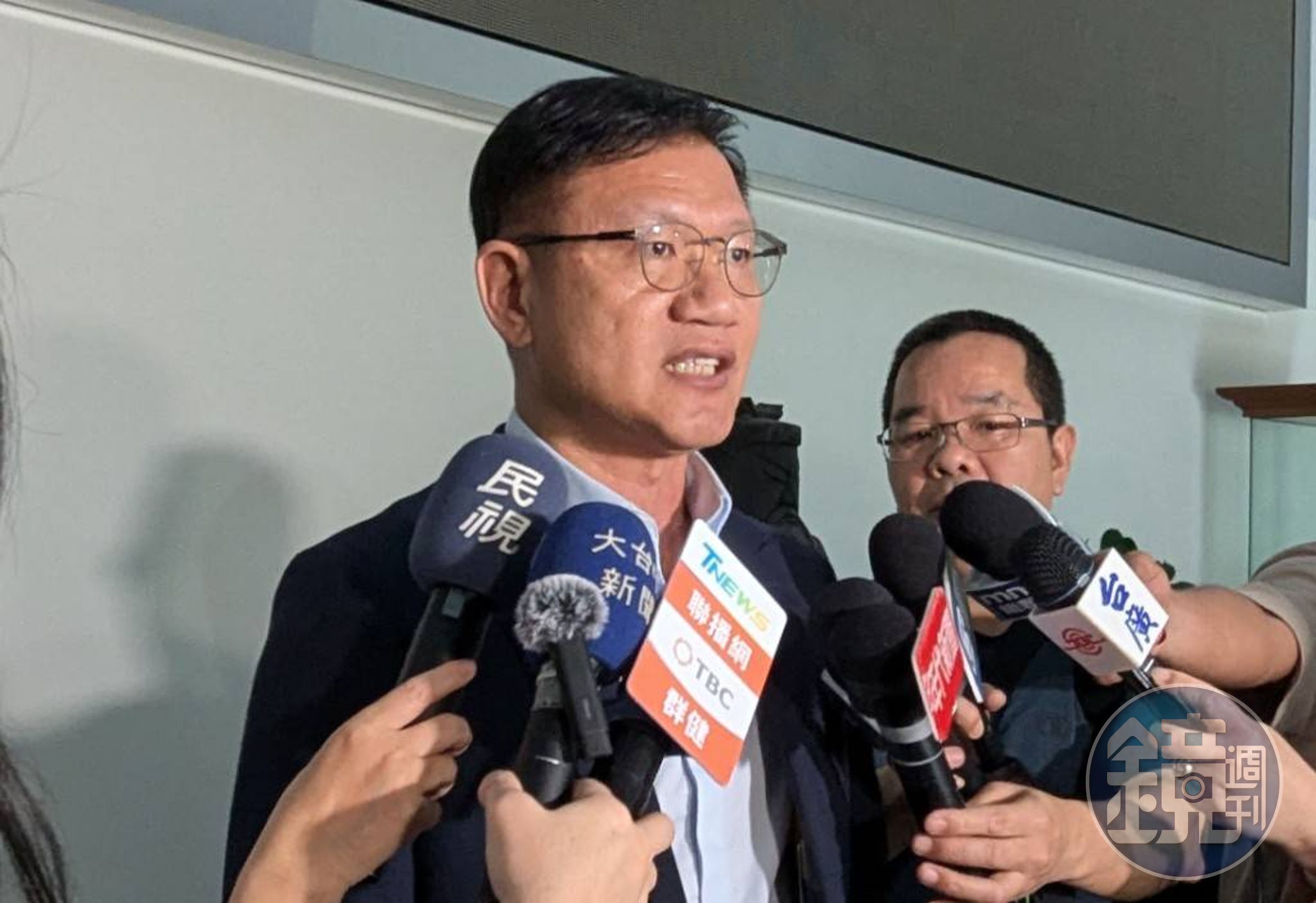 民進黨台中市議員總召王立任認為，盧市長在想別的事。 