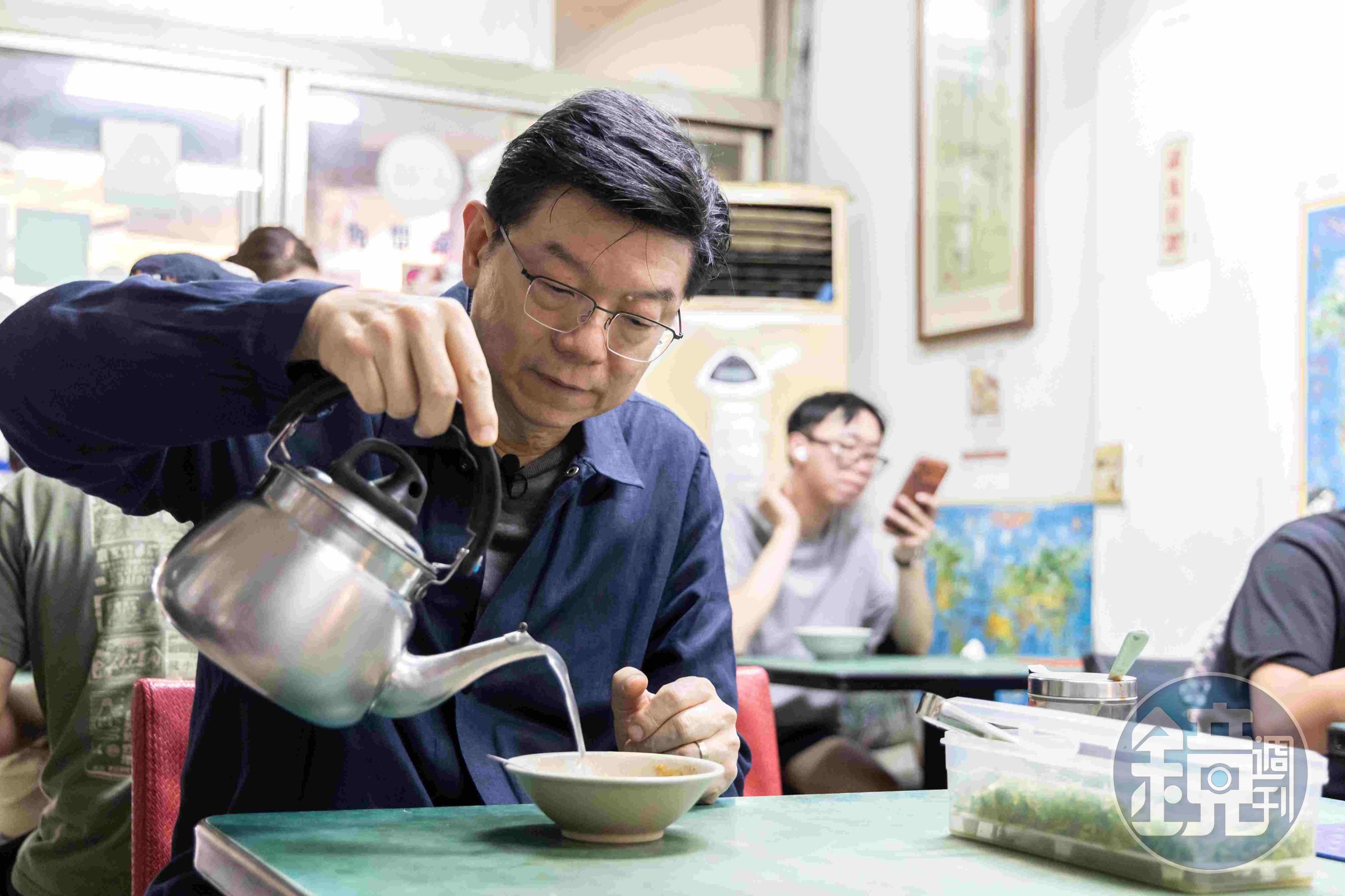 北門田不辣的醬料有加味噌 ,我加了湯以後。喝起來就像味噌湯,這時候香菜就發揮提味作用。