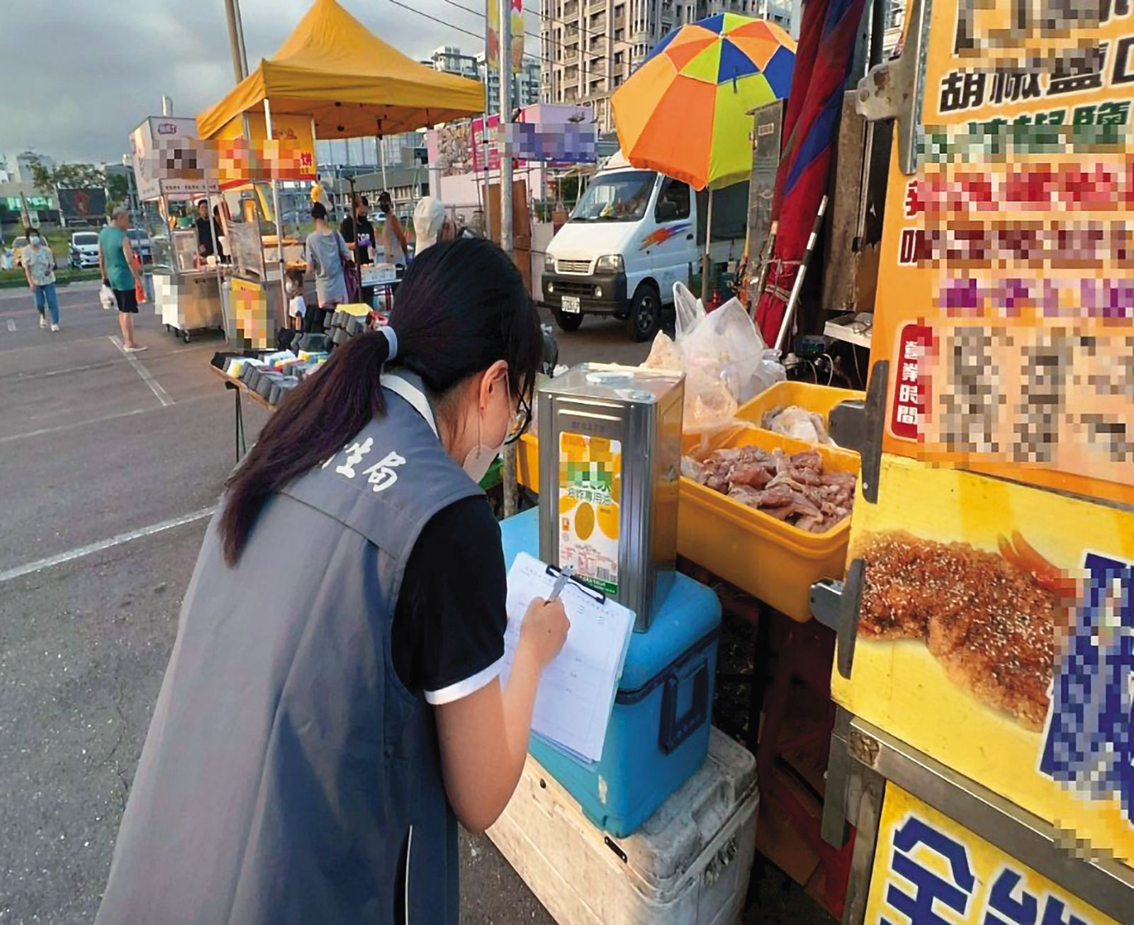 夜市攤：台南市政府衛生局人員稽查夜市小吃攤。（台南市府提供）