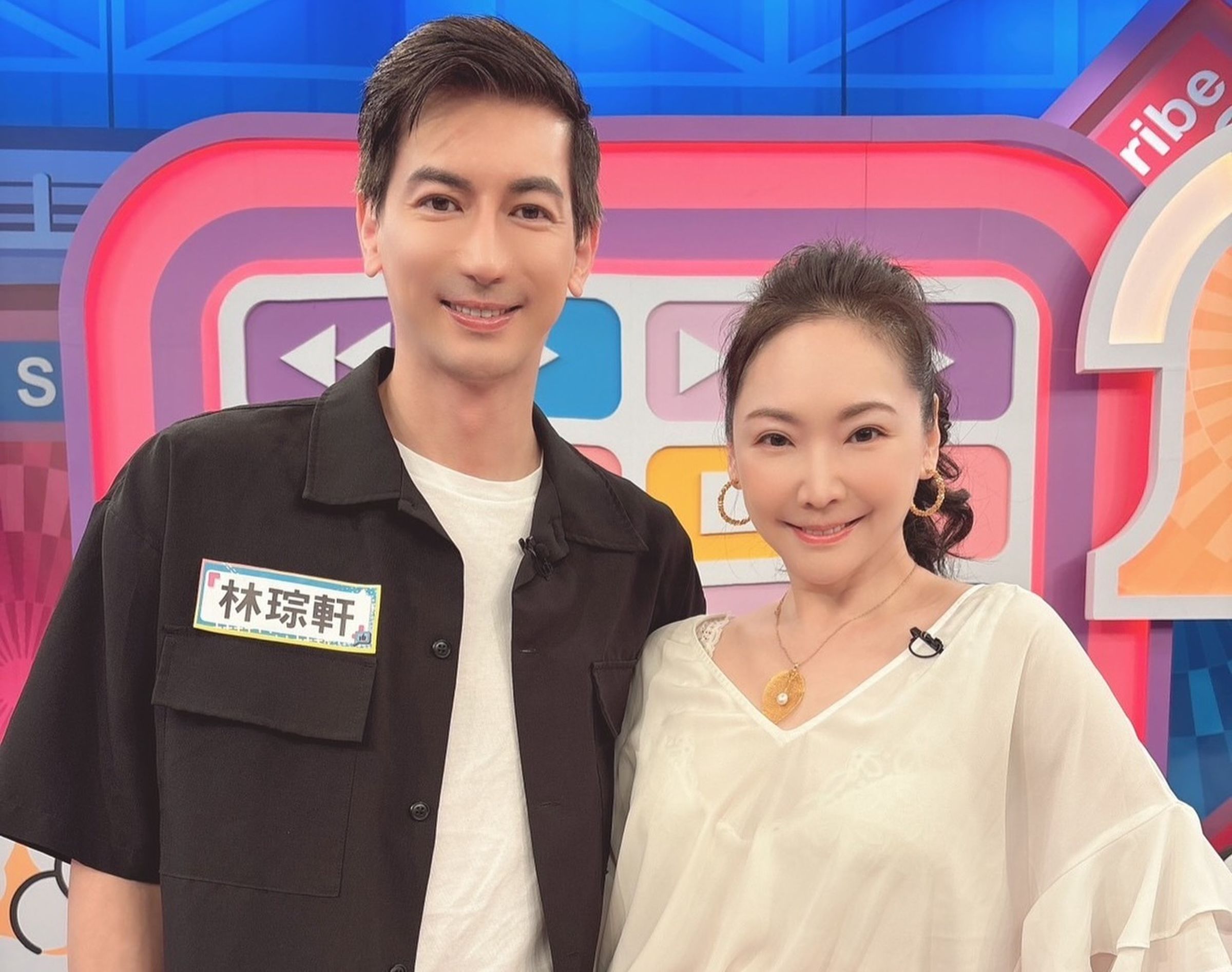 王俐人婚後與林琮軒一起上通告錄影。（翻攝自王俐人臉書）