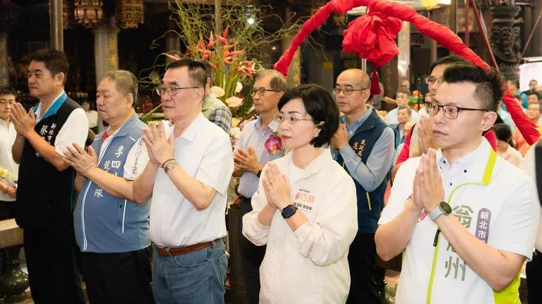 登記後首同台互動冷！蘇巧慧簽辯論同意書　李四川喊「很期待」