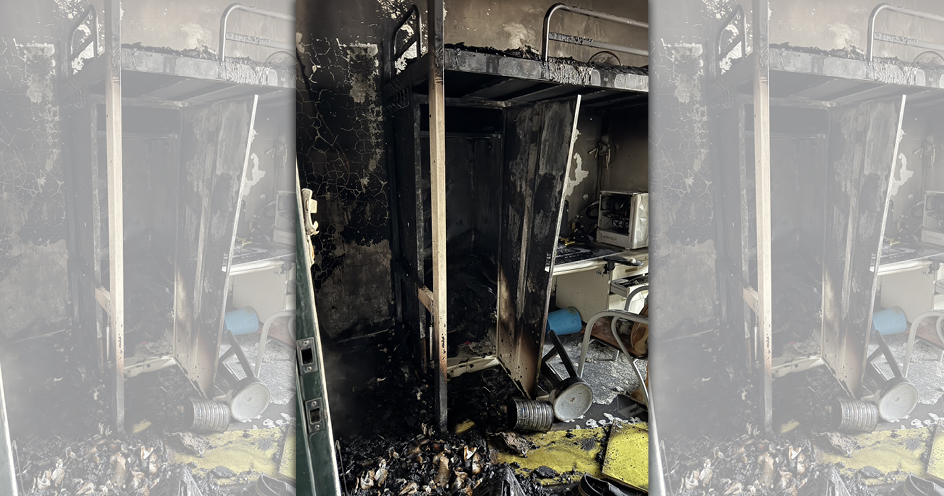 中信科技大學宿舍竄火燒成焦黑，師生及時逃生。（翻攝記者爆料網）