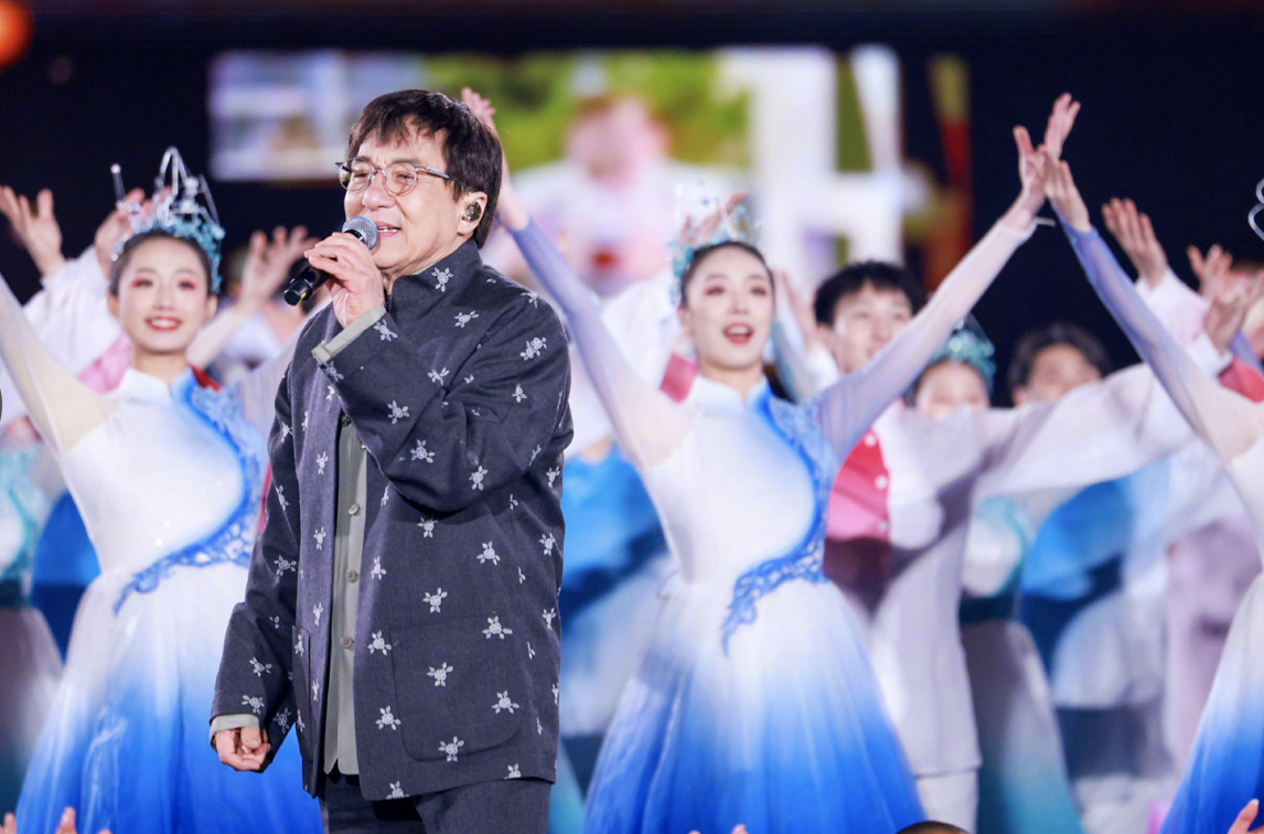 香港武打明星成龍將於8月28日於巴黎參與帕運傳遞聖火。（翻攝成龍微博）