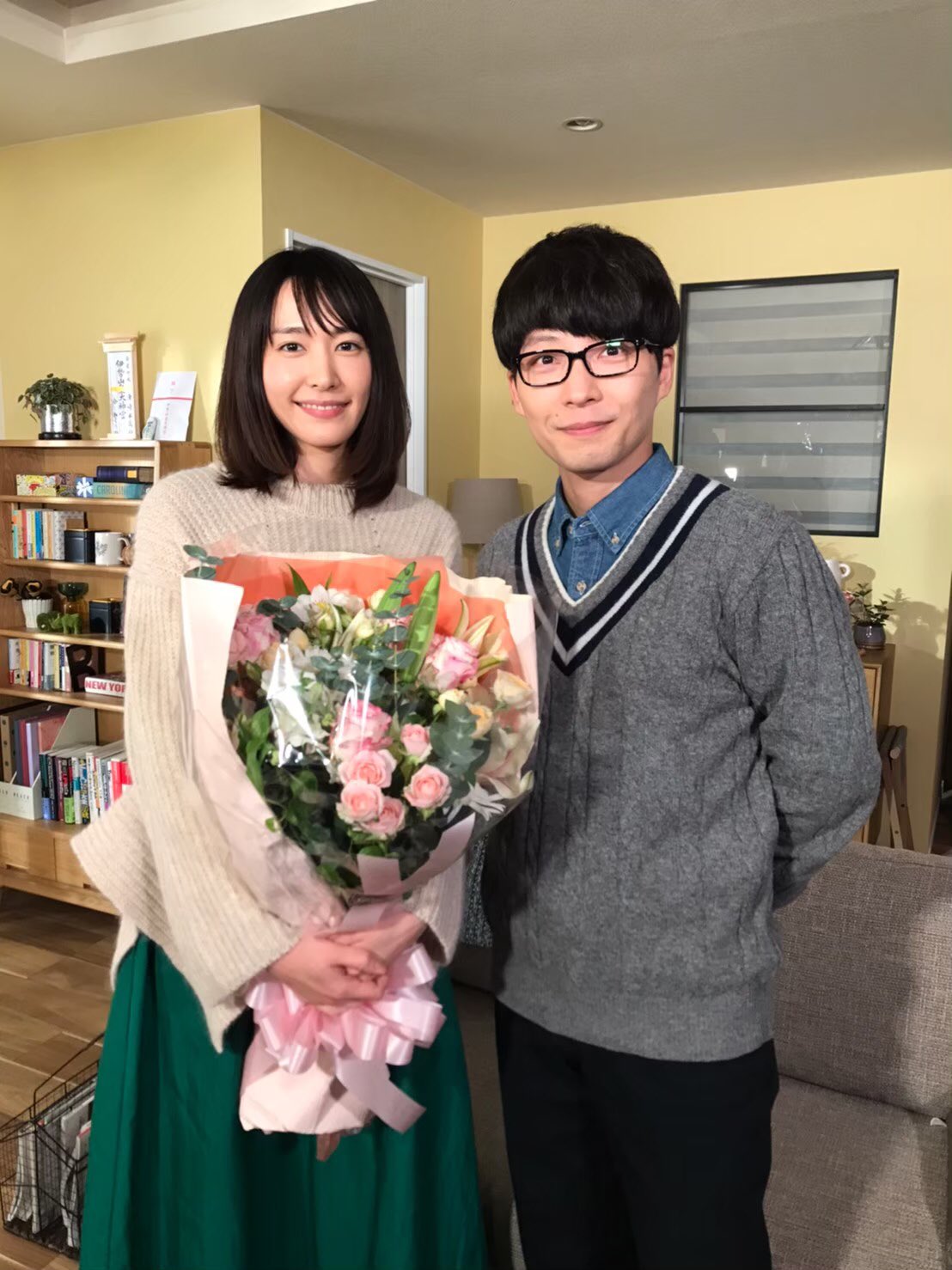 新垣結衣（左）與星野源2021年宣布結婚，從《月薪嬌妻》的螢幕情侶成為現實夫妻。（翻攝X@nigehaji_tbs）