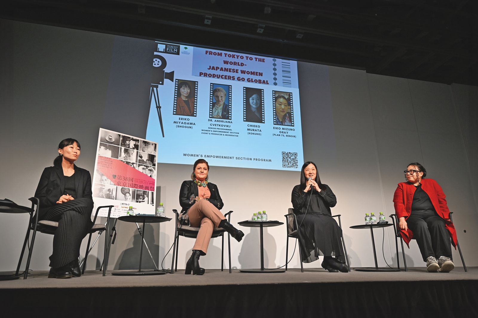 東京國際影展女性賦權單元今年邀請活躍於國際影壇的女性製片宮川惠里子（左一）、村田千惠子（右二）、水野詠子（右一）與安朵莉雅娜滋維特寇比奇（左二）對談，分享經驗。（東京國際影展提供）