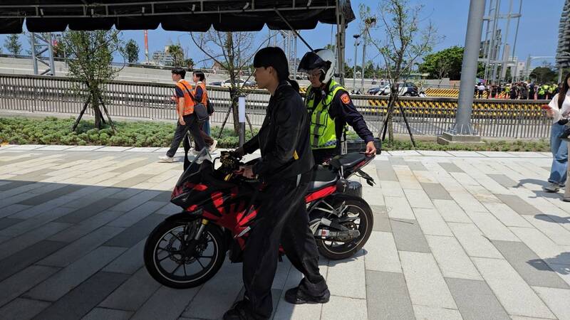 今（12日）一名24歲男騎士在淡江大橋尚未開通前，騎車強行闖入管制區。（翻攝畫面）
