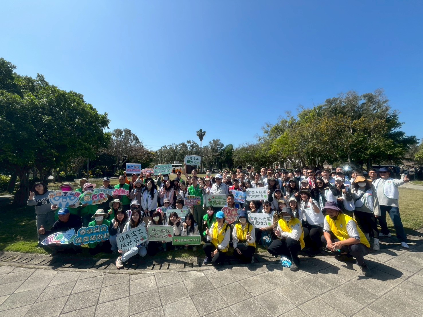 「青銀淨堤撿塑大行動」近日展開，信義房屋號召高雄區業務同仁共70人參與行動。（信義房屋提供）