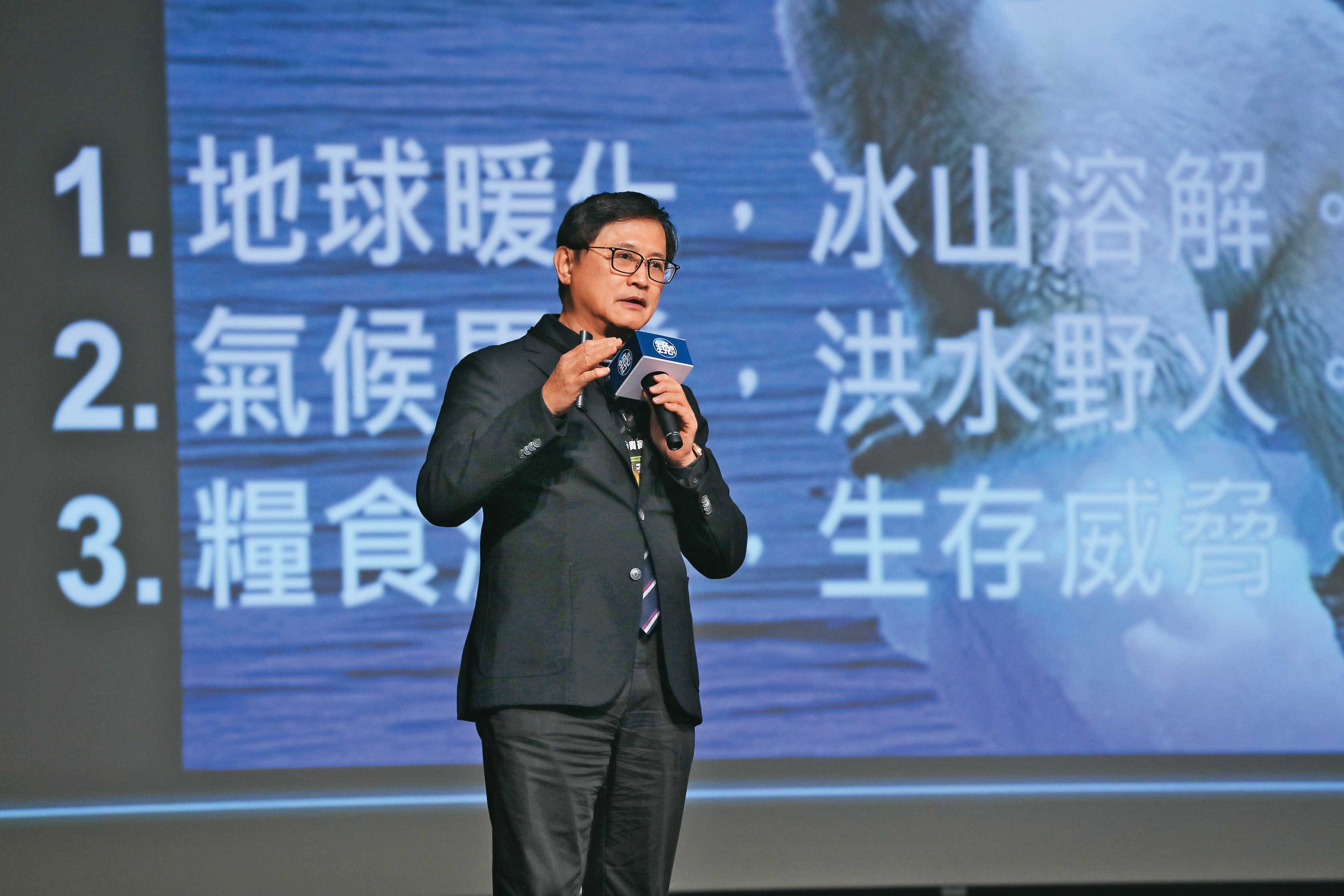 和碩集團董事長童子賢強調,減少碳排放量不僅基於道德良心,也有現實意義,若不減排,其他先進文明國很快將對台灣課以高額的碳稅。