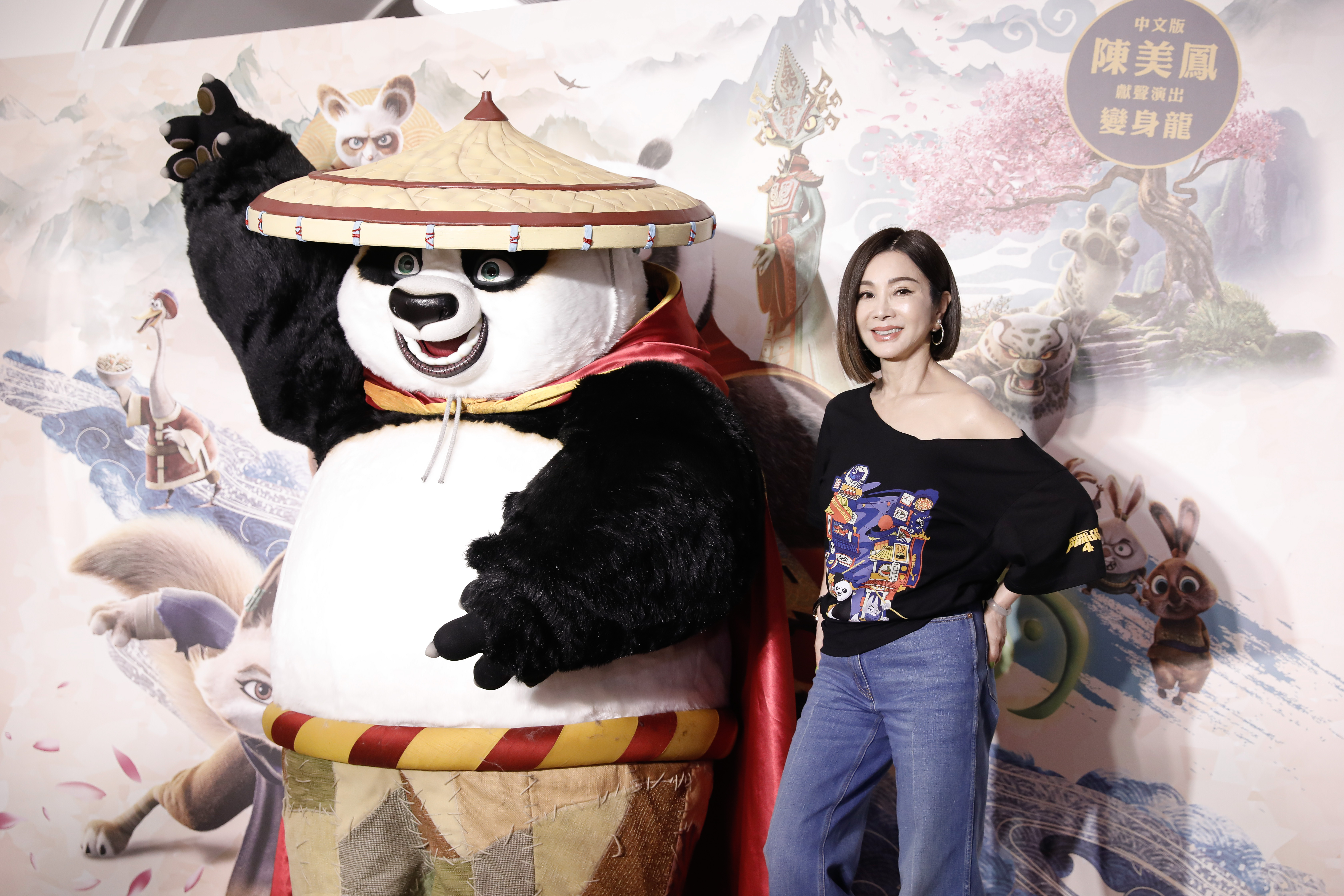 陳美鳳(右)在功夫熊貓阿波人偶的身邊,整個人突然變得好小。