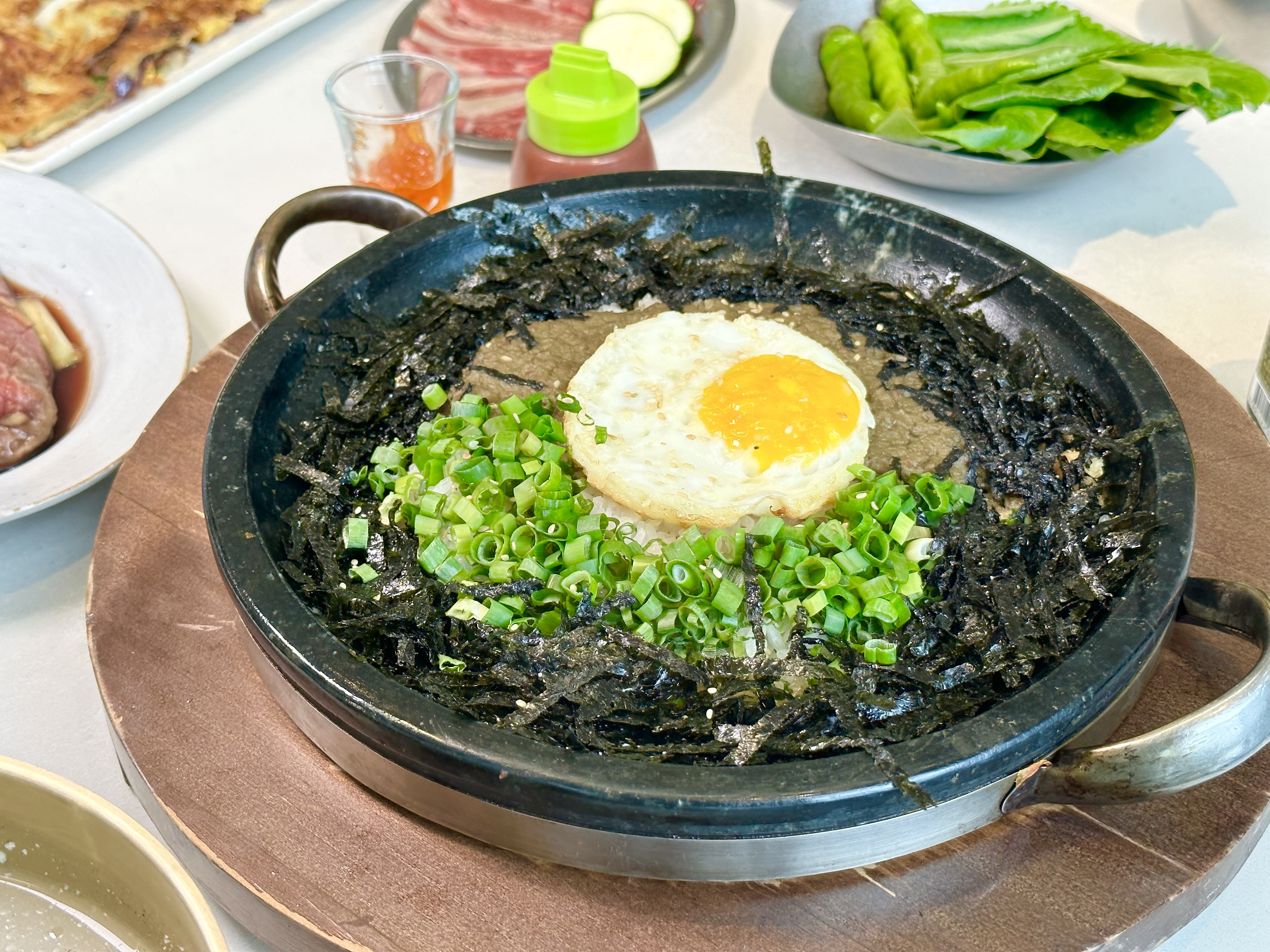 「石鍋蟹膏拌飯」上桌時，會先讓鍋底米飯呈現鍋巴狀才開始攪拌。（需另加價249元）