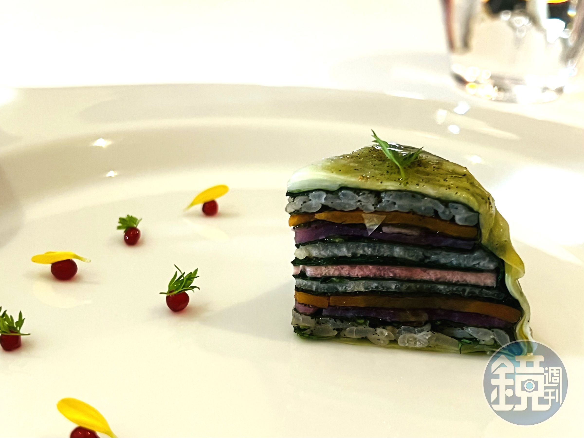 「蔬果千層」是主廚高山英紀的招牌菜，但每季都會更換組合內容。