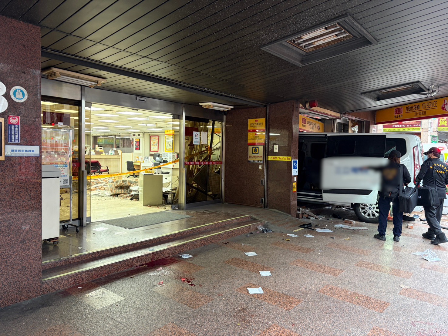 三立電視台採訪車今午失控撞進彰化銀行，造成10人輕重傷。（警方提供）