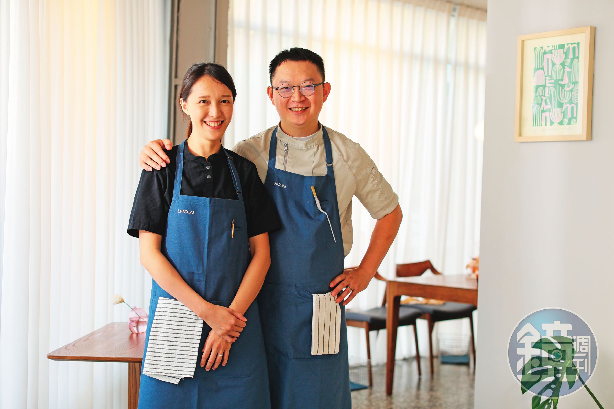 年輕夫妻回鄉開Fine Dining圓夢,先生林威任(Wilson)(右)擔任主廚,太太謝侑君(Yuyu)(左)負責飲品與外場管理。