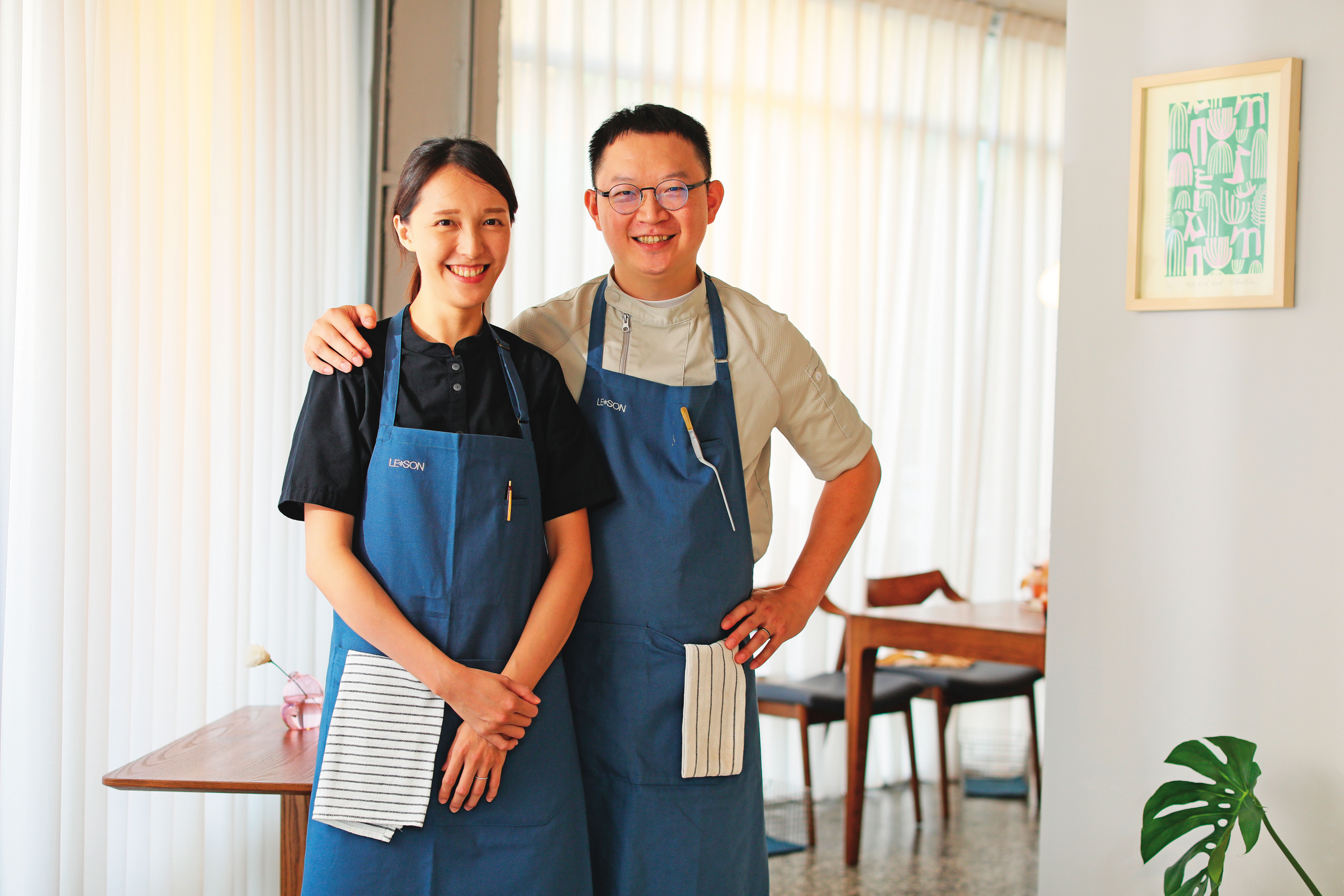 年輕夫妻回鄉開Fine Dining圓夢，先生林威任（Wilson）（右）擔任主廚，太太謝侑君（Yuyu）（左）負責飲品與外場管理。