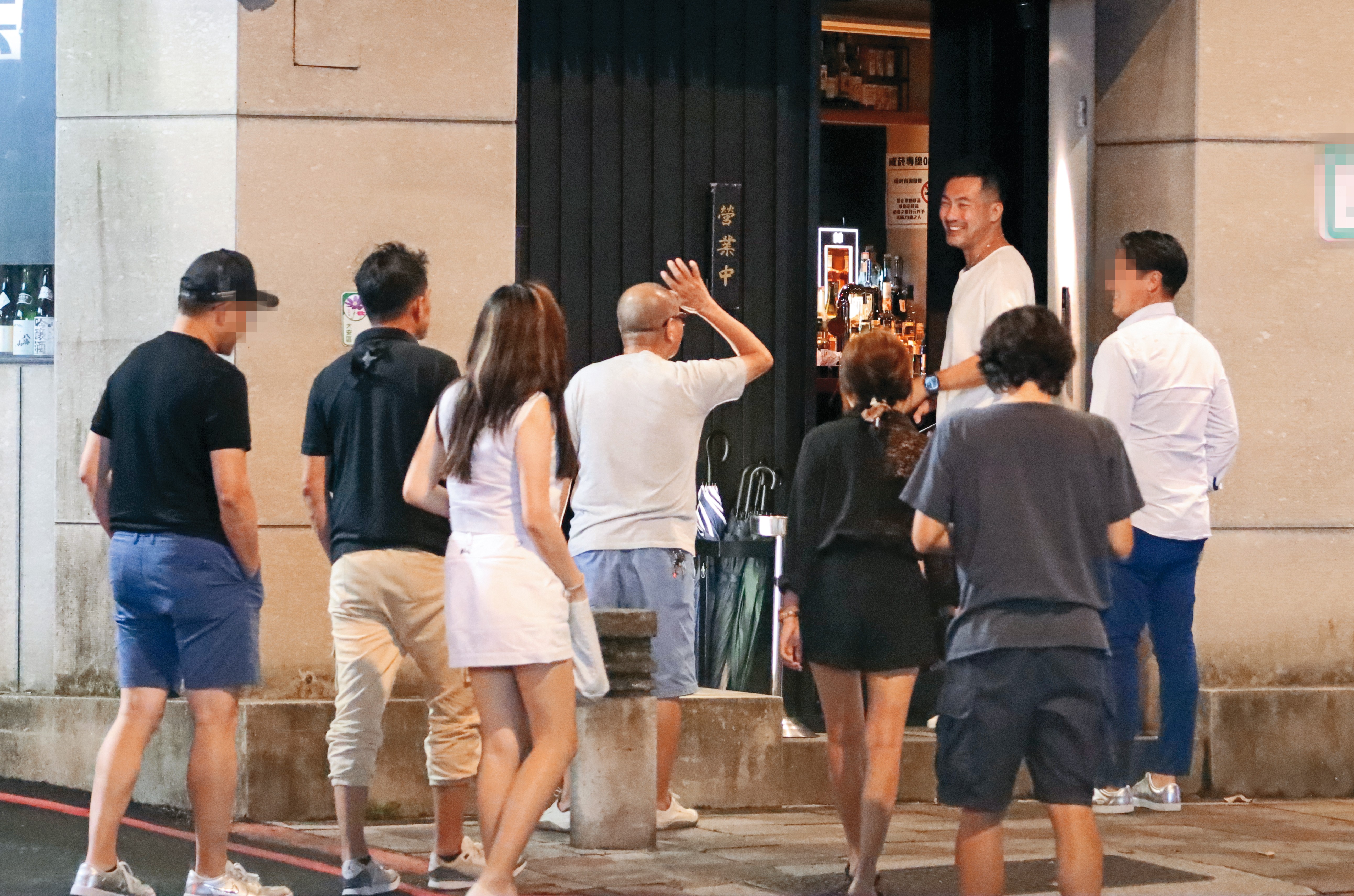 邱隆杰（右二）和朋友搭多元計程車到自己的店，一群人上了2樓聚餐。