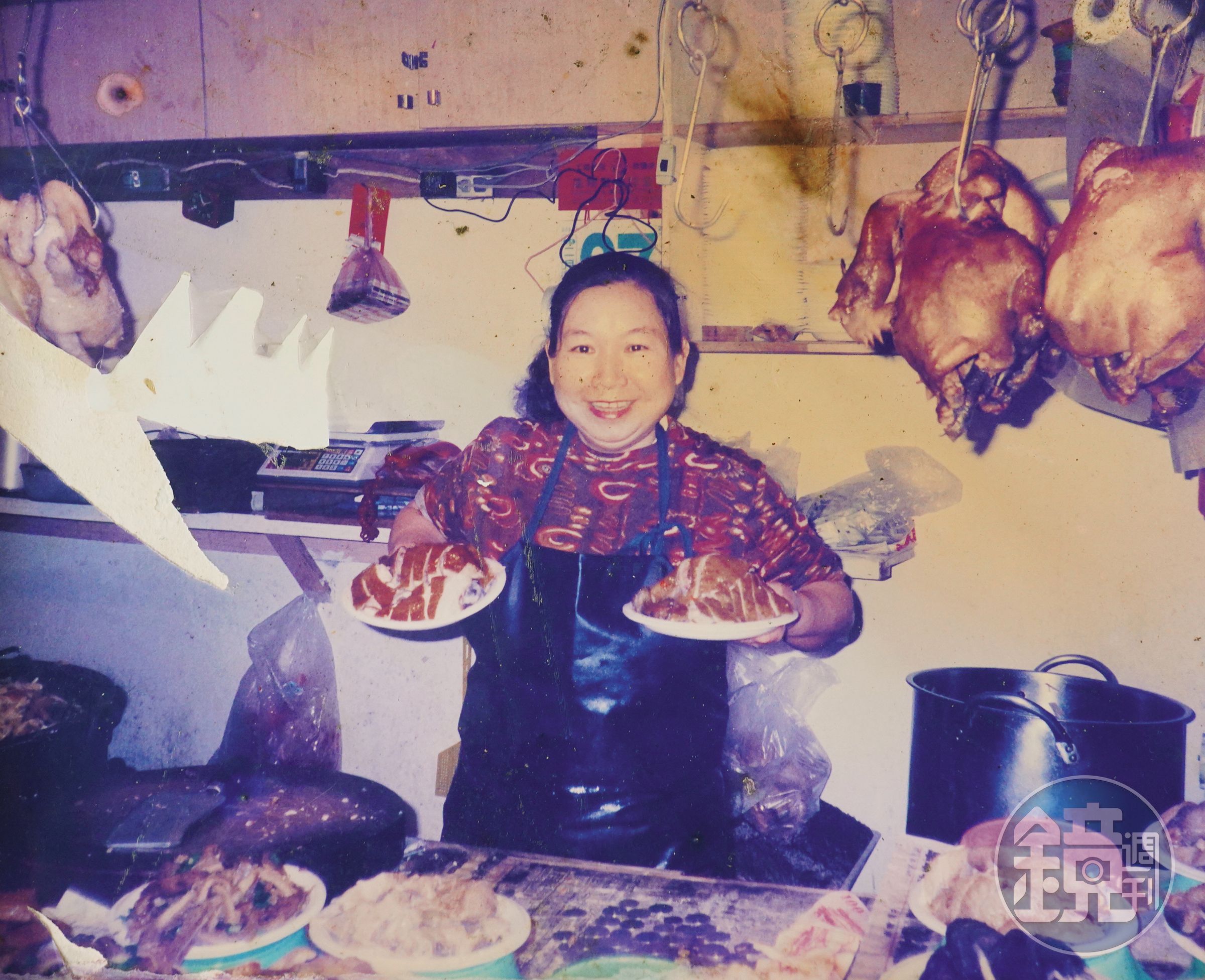 吳威億母親在龍泉市場擺攤數十年，賣土雞肉跟熟菜，口味深受在地居民歡迎。這個起家攤位，後來也成為龍泉深海魚湯的據點。（吳威億提供）