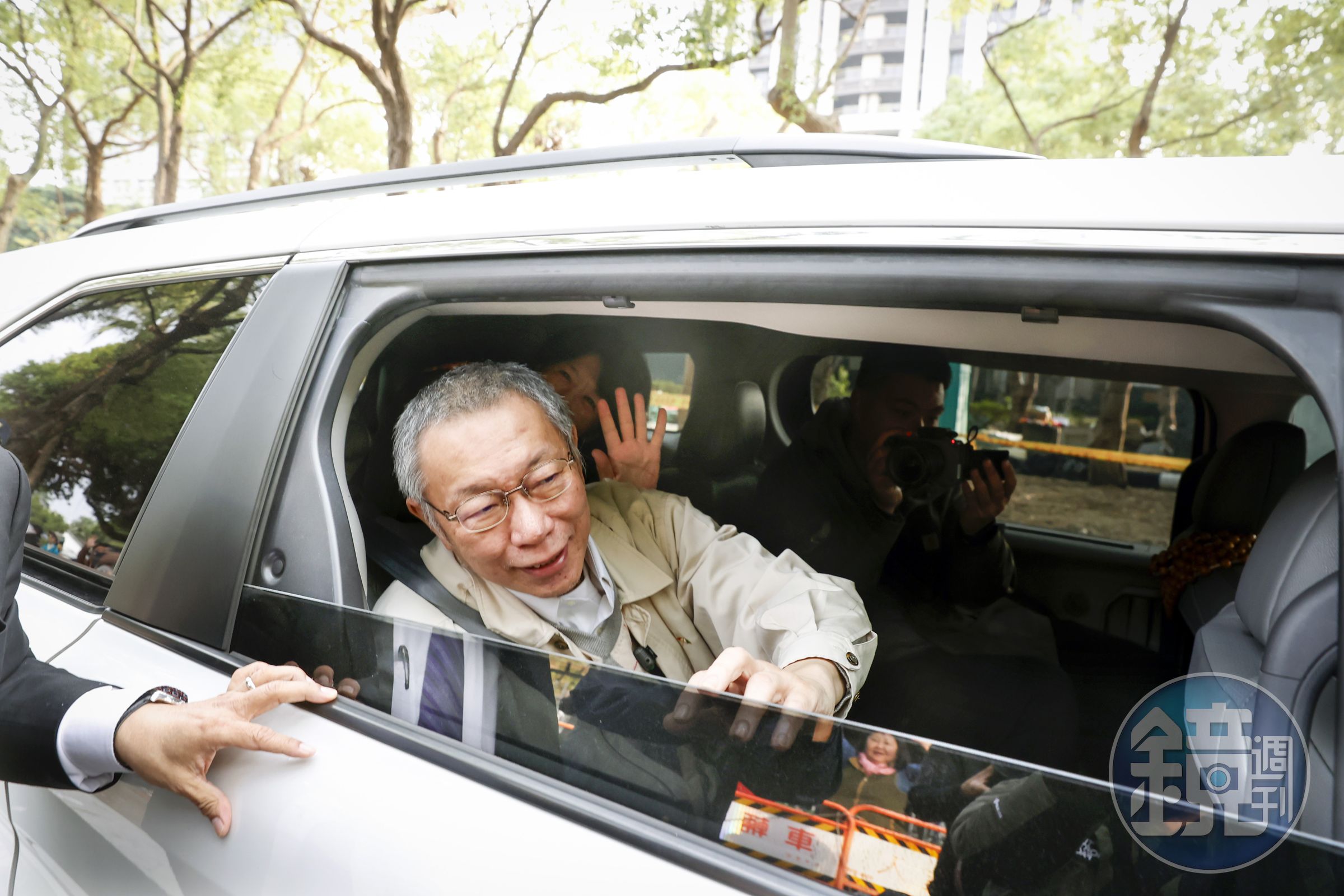 柯文哲座車放慢速度,搖下車窗讓柯能跟小草揮手致意。