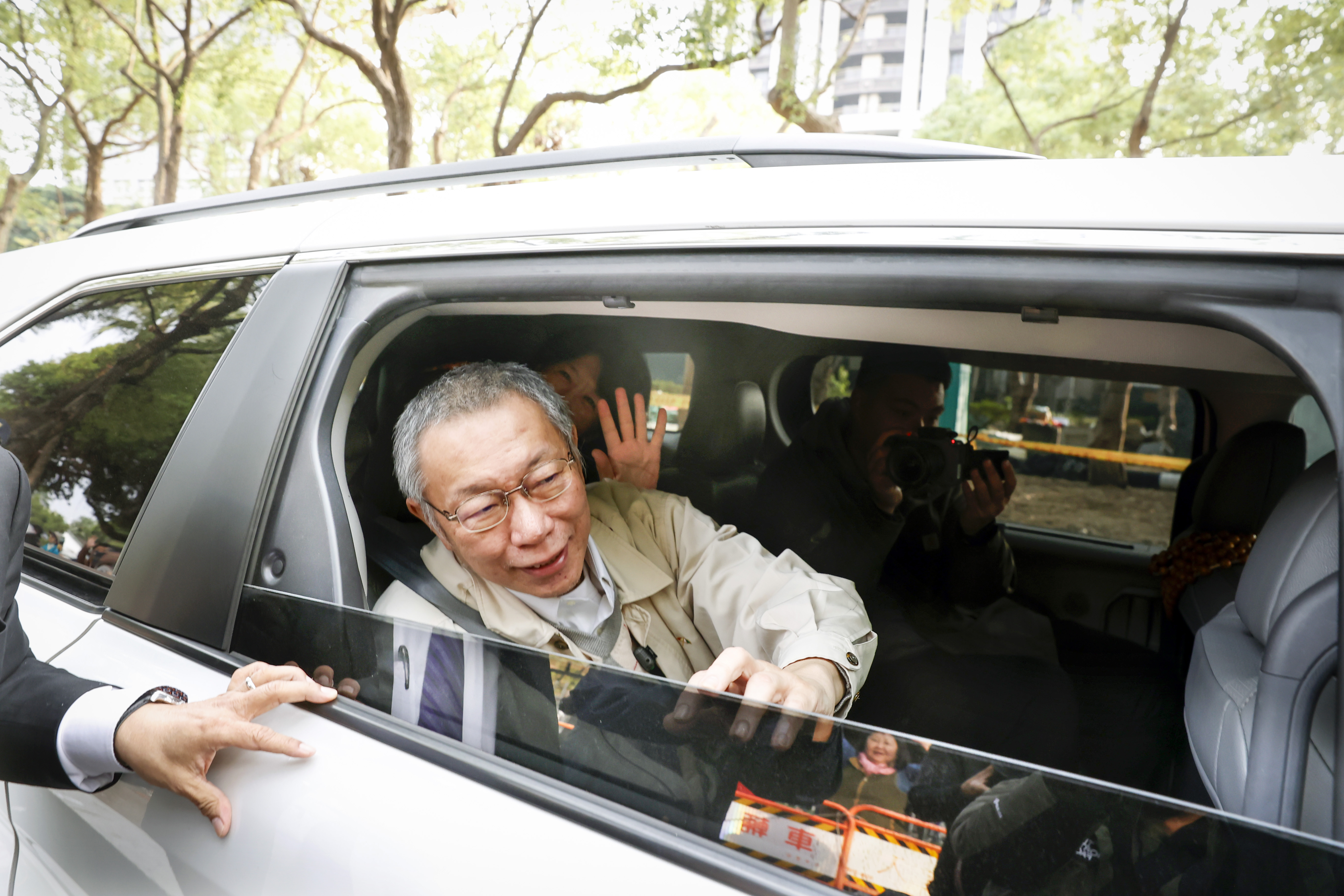 柯文哲座車放慢速度，搖下車窗讓柯能跟小草揮手致意。