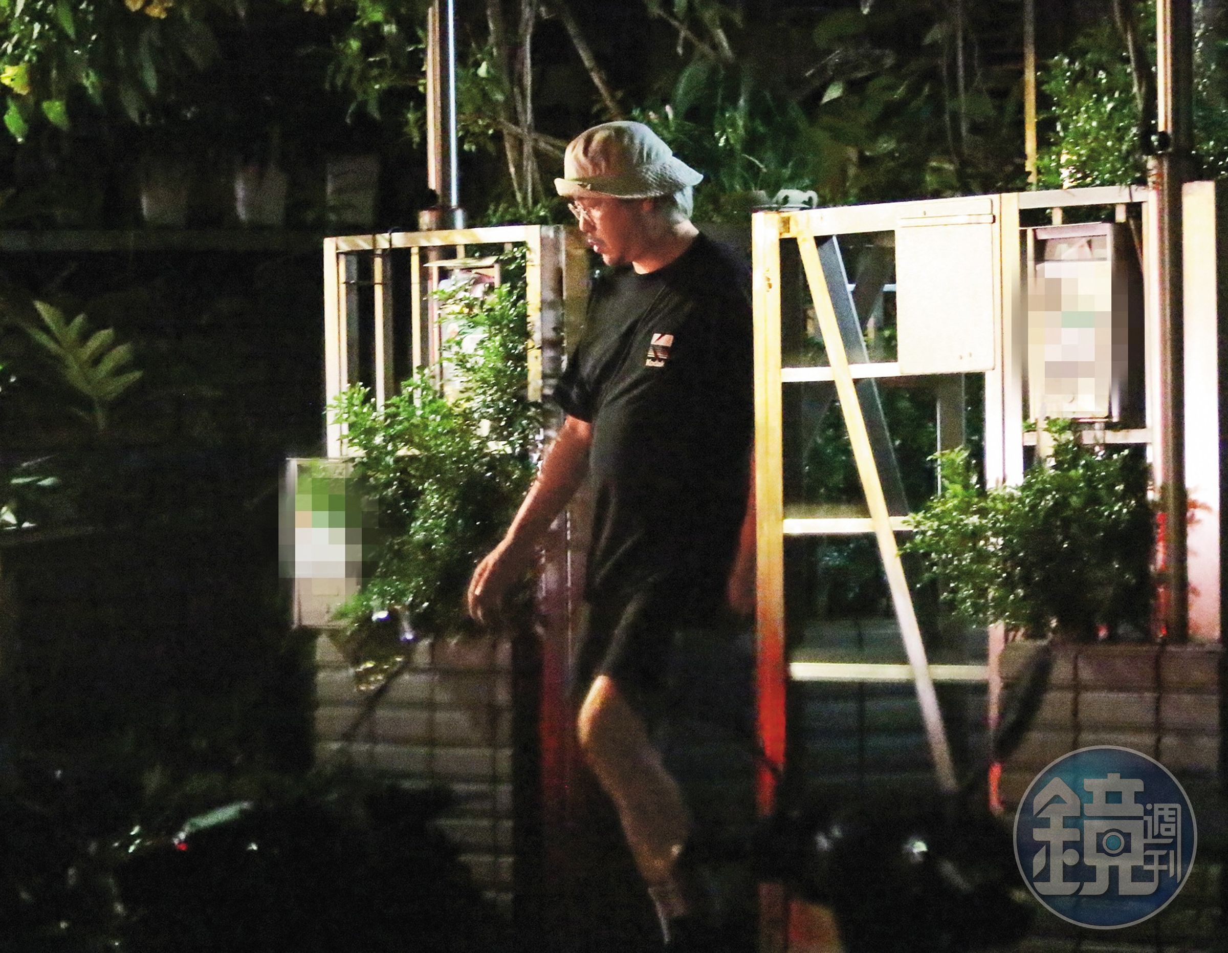 8/5 22：51比爾賈深夜和貌似男助理的人搭計程車，從家中出門去看電影。