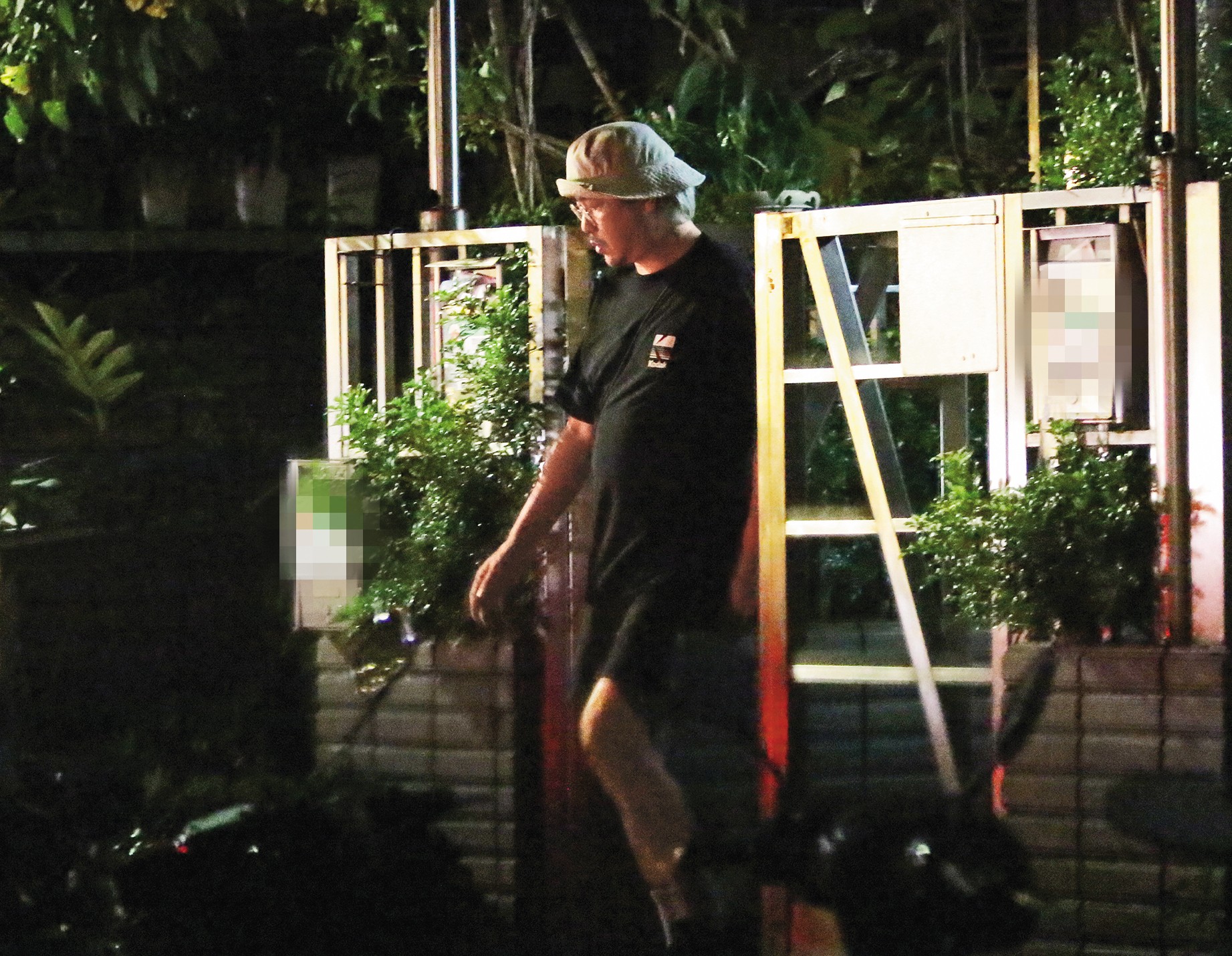 8/5 22：51比爾賈深夜和貌似男助理的人搭計程車，從家中出門去看電影。