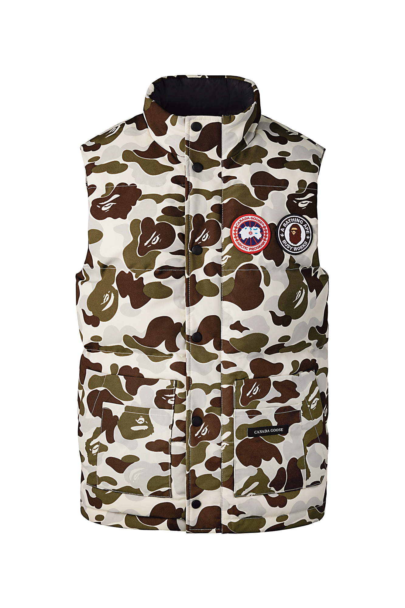 CANADA GOOSE x BAPE灰棕色迷彩羽絨背心 NT$26,800(Canada Goose提供)