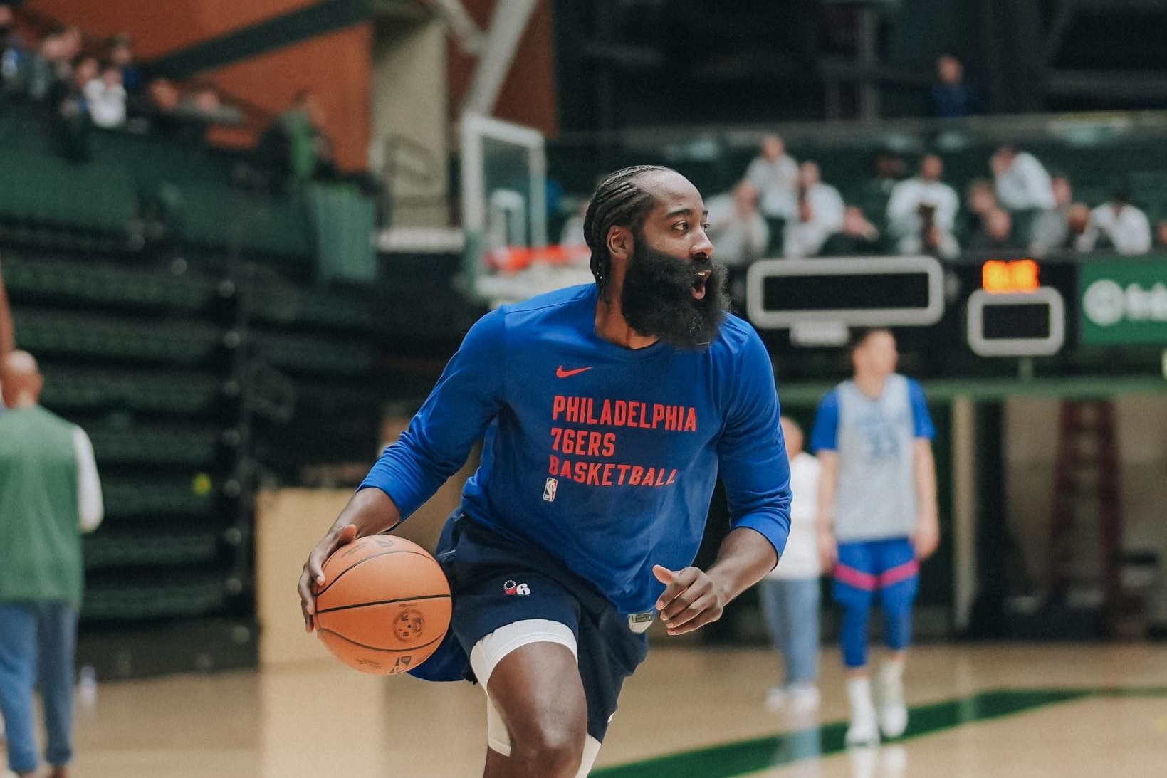 哈登本季雖然有參與隊內訓練，可至今未替76人出賽。（翻攝自Philadelphia 76ers官方臉書）