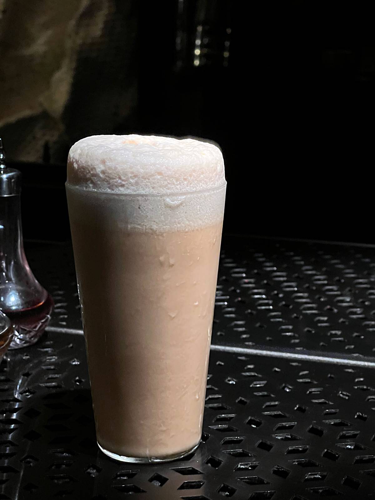 這一杯調製難度極高的「泰式奶茶」Ramos Gin Fizz，在奶香中帶有一絲氣泡感，原來來自於可樂汽水。