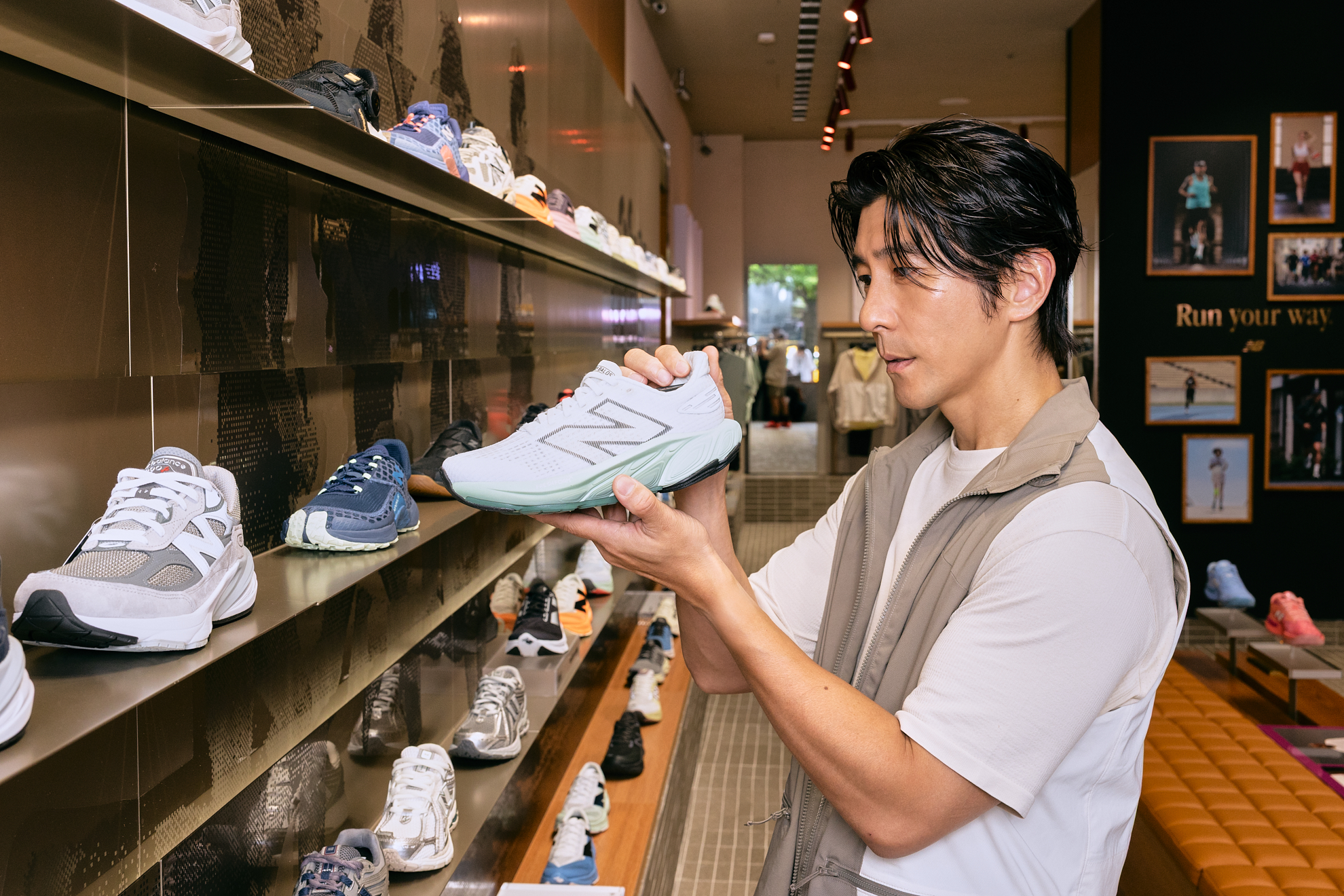 修杰楷趁著520,進店幫賈靜雯挑禮物。(New Balance提供)