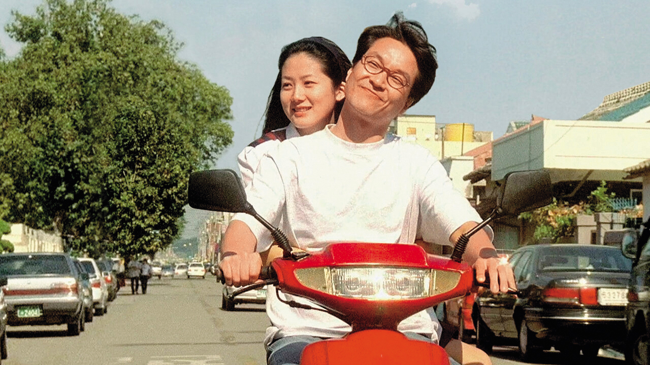 許秦豪電影處女作《八月照相館》由韓石圭(右)與沈銀河主演,當年橫掃各大電影頒獎典禮獎項。(翻攝自The Movie Data Base)