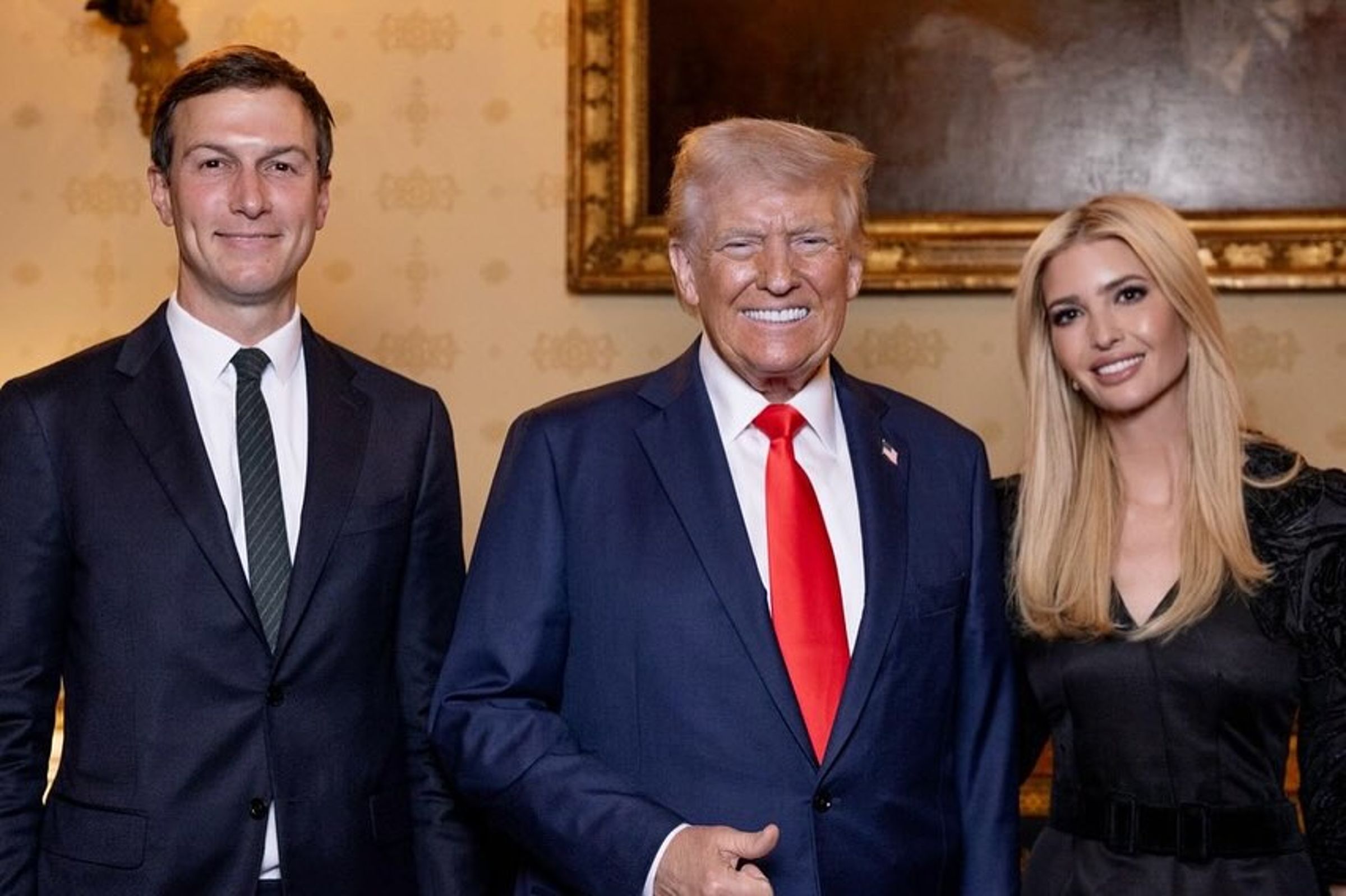 伊凡卡(右起)、川普、庫許納合影。(翻攝ivankatrump IG)