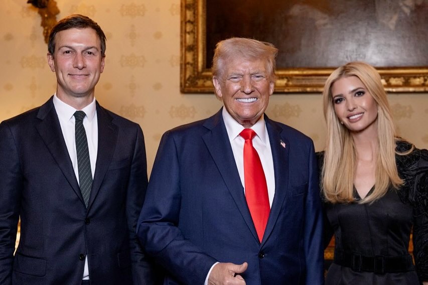 伊凡卡（右起）、川普、庫許納合影。（翻攝ivankatrump IG）