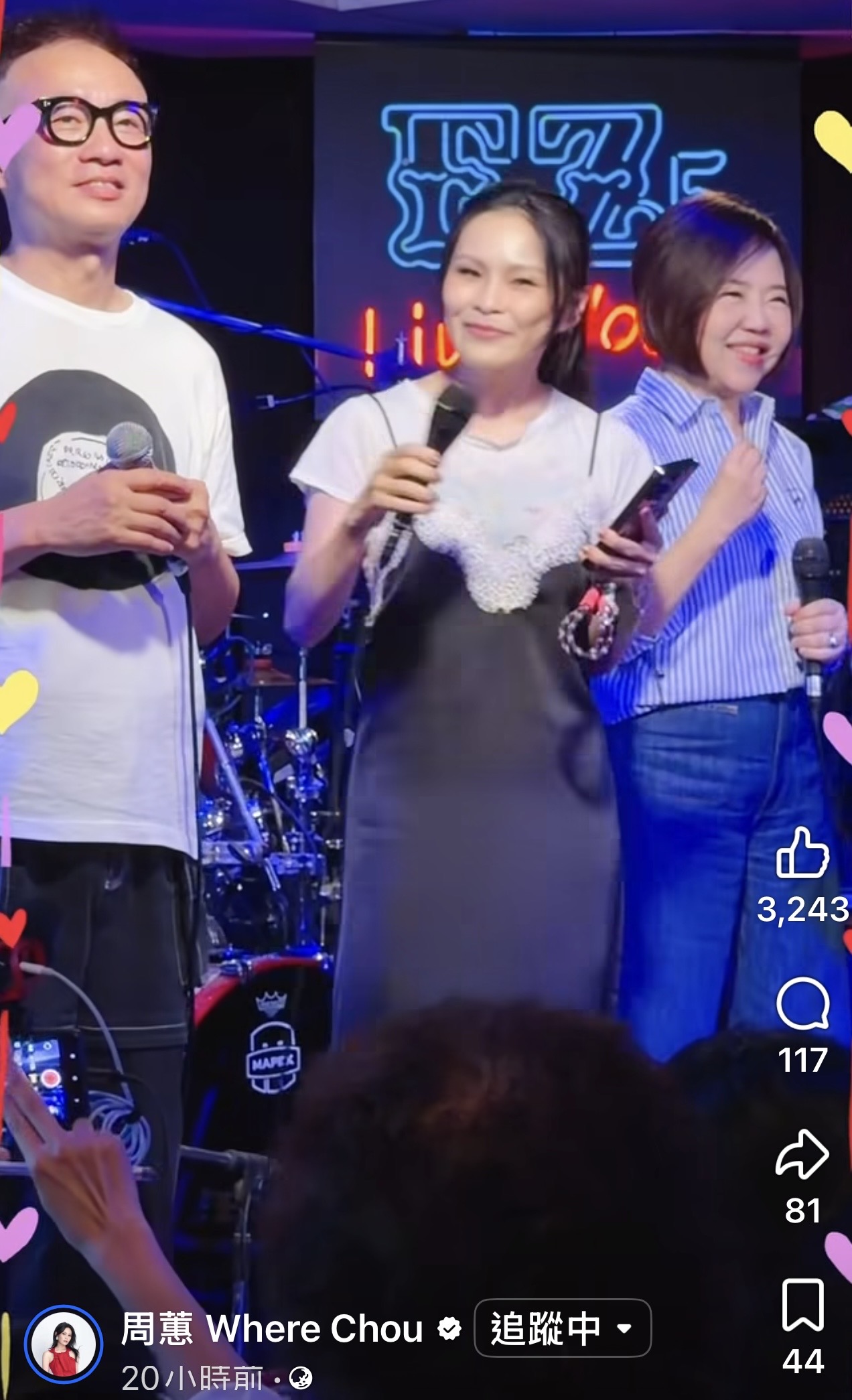 周蕙（中）上台與許常德（左）、于美人一起合唱陳盈潔的金曲〈風飛沙〉。（圖／翻攝自周蕙臉書）